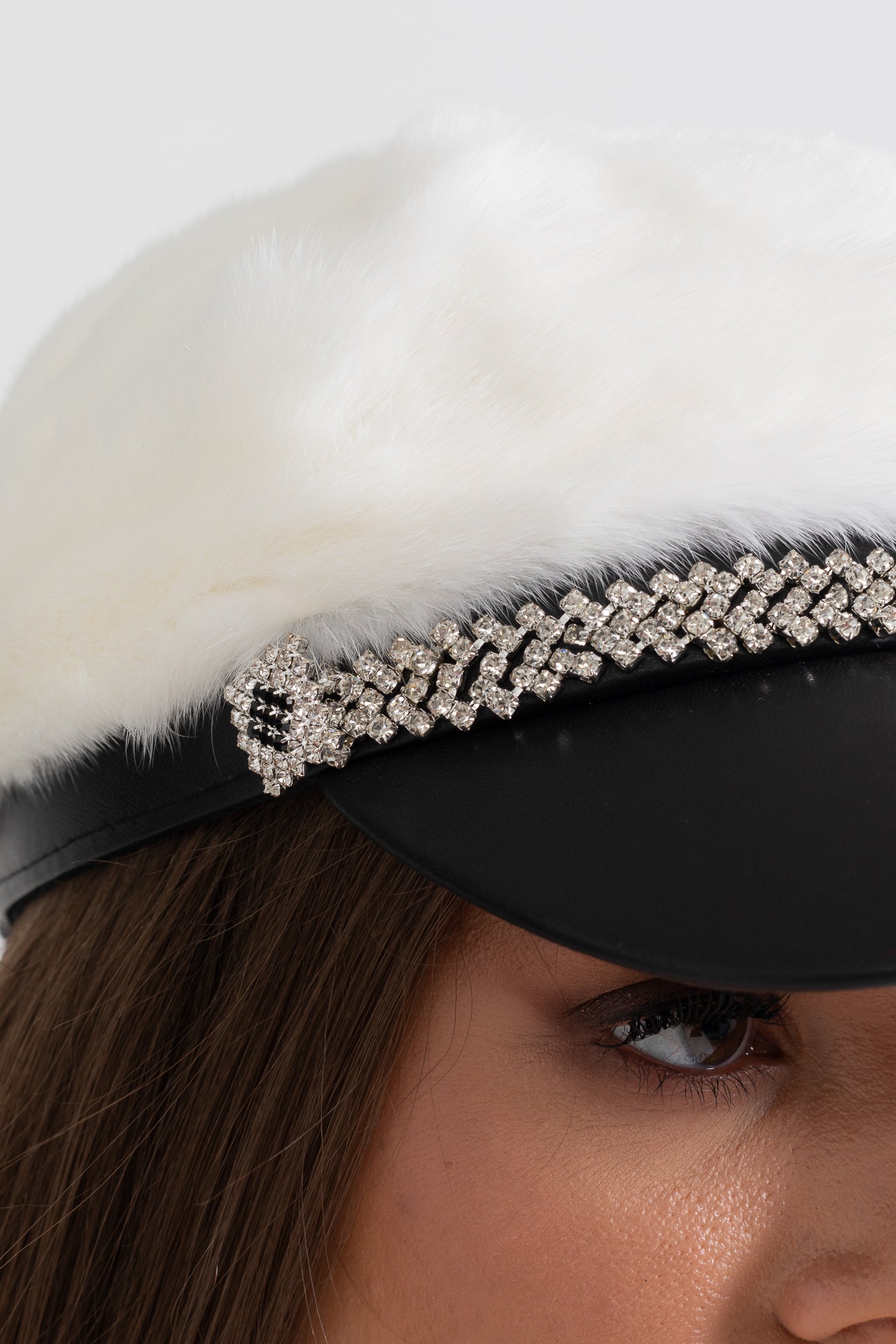 Chapeau en fourrure de vison avec visière en cuir - Blanc