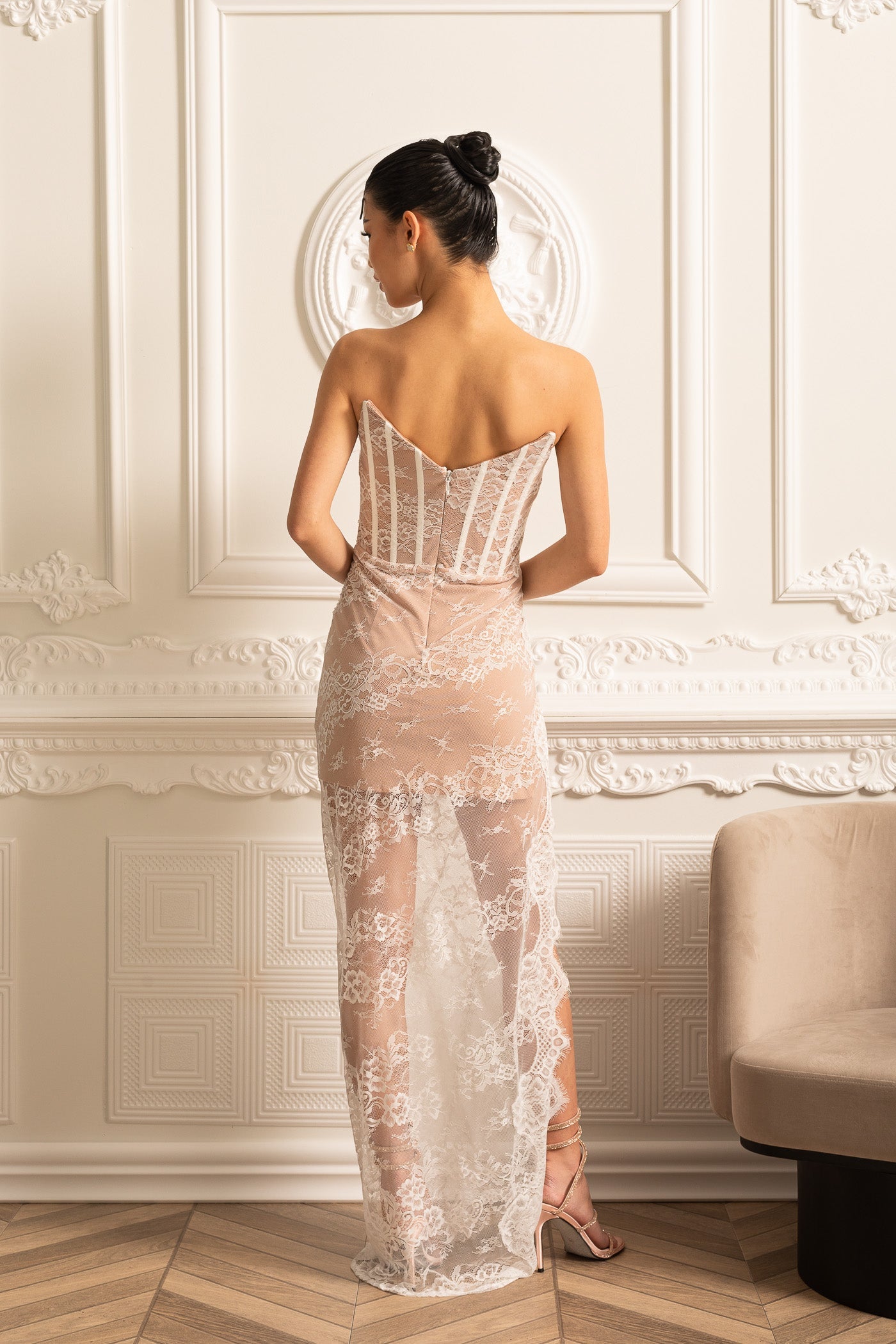 Robe en dentelle délicate avec encolure ornée de plumes - Blanc