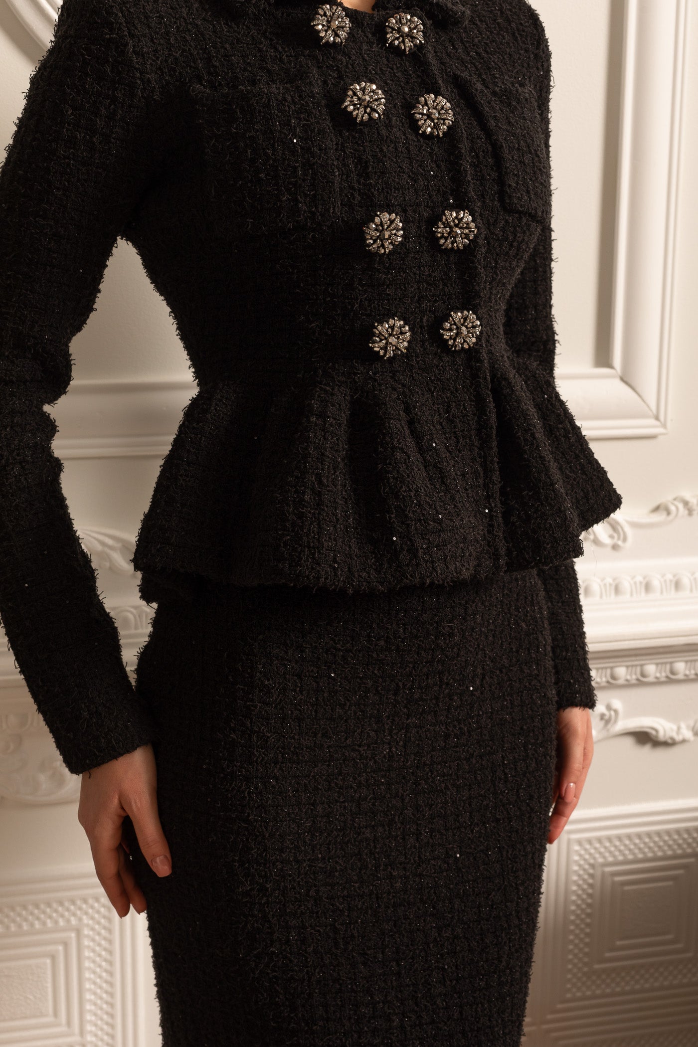 Robe en maille texturée avec taille peplum et boutons décoratifs - Noir