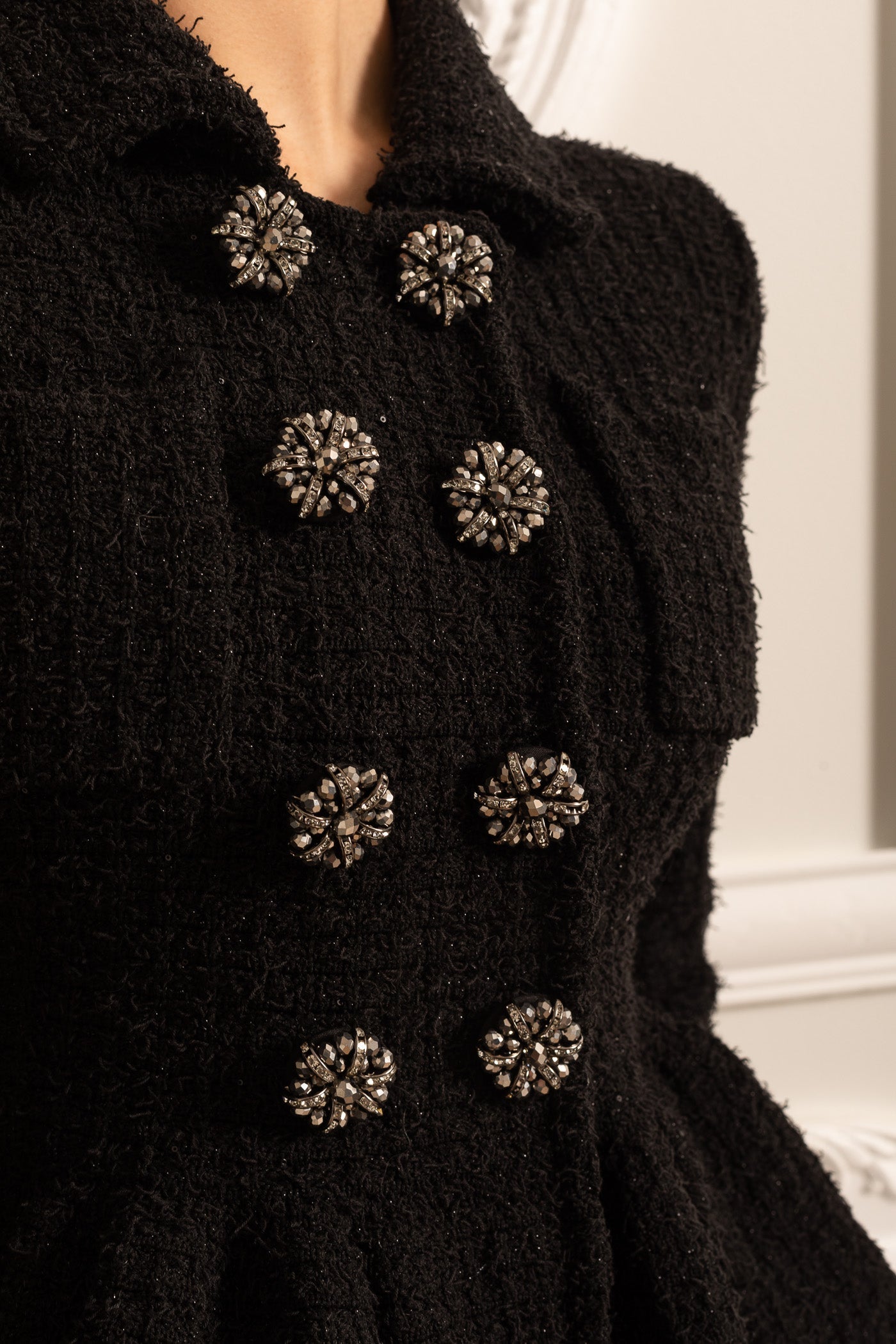 Robe en maille texturée avec taille peplum et boutons décoratifs - Noir