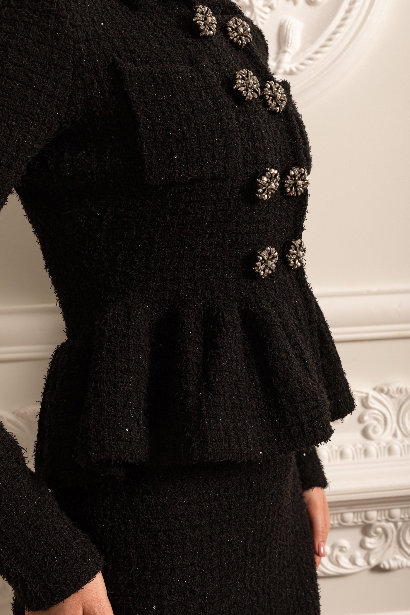 Robe en maille texturée avec taille peplum et boutons décoratifs - Noir