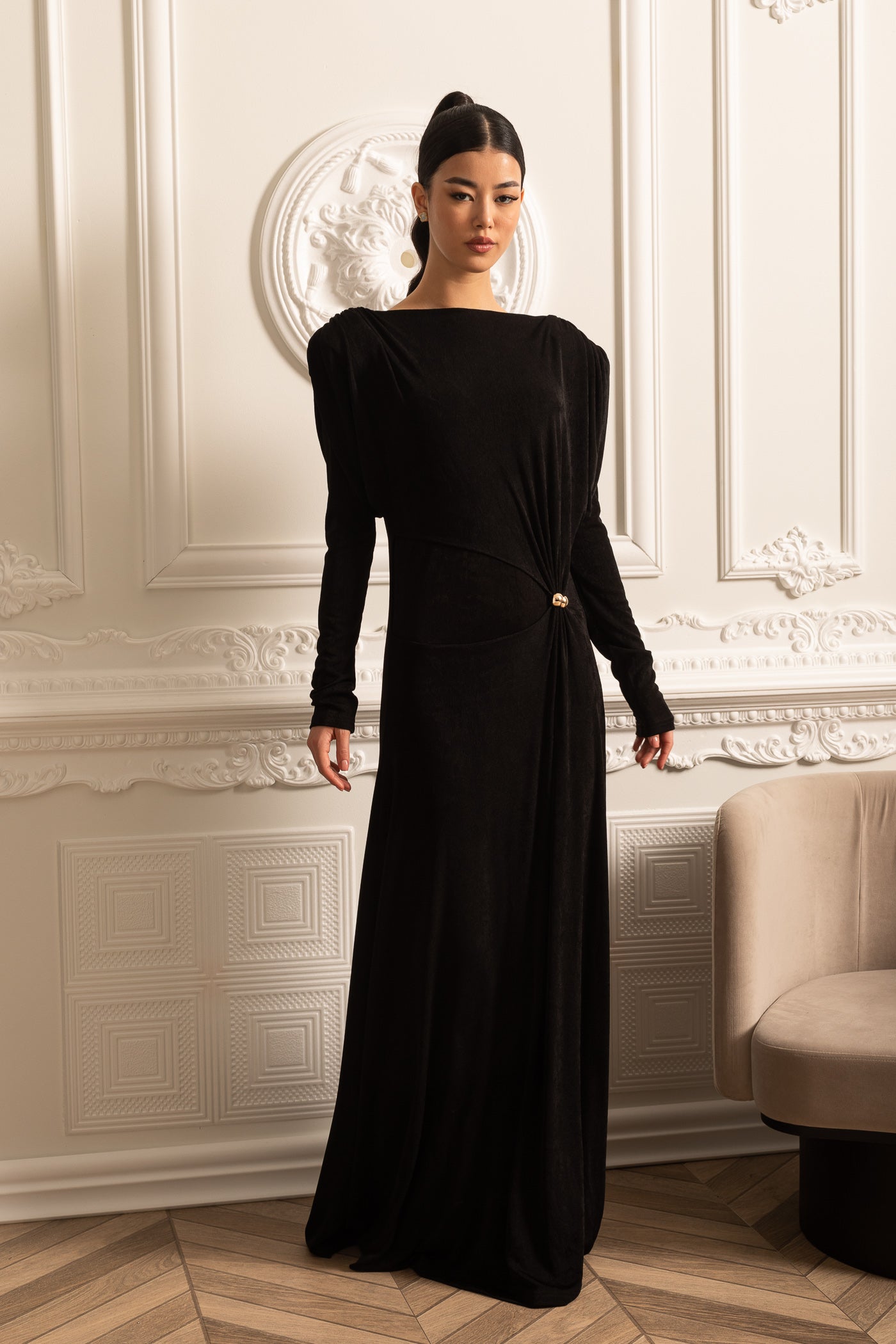 Robe longue élégante à manches longues avec épaules structurées et superposition - Noir