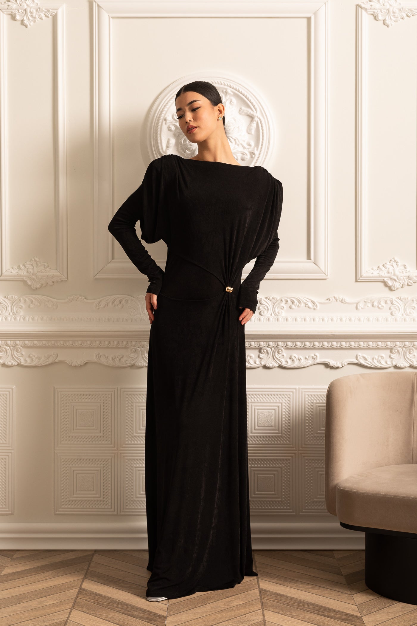 Robe longue élégante à manches longues avec épaules structurées et superposition - Noir