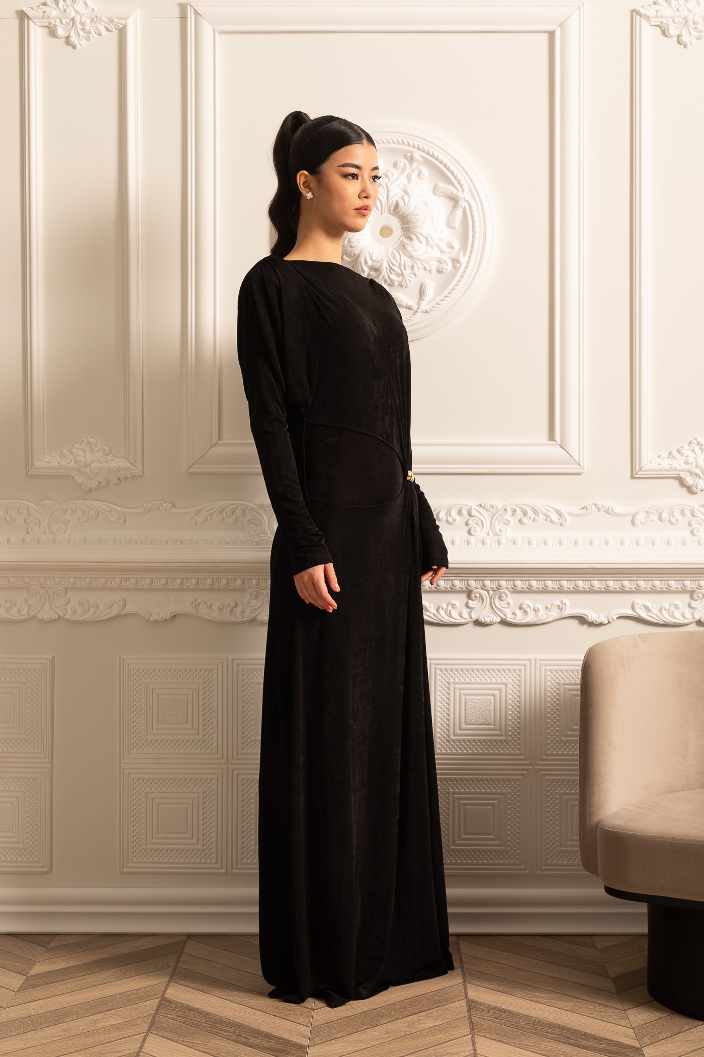 Robe longue élégante à manches longues avec épaules structurées et superposition - Noir