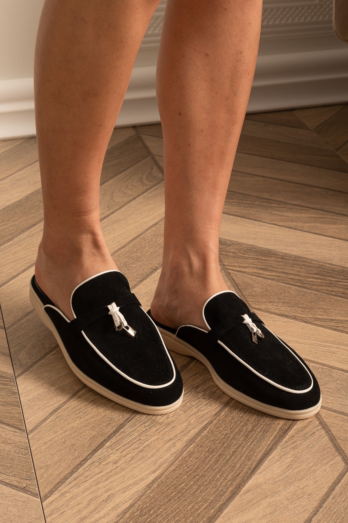 Mocassins en daim avec semelle contrastante et charms métalliques - Noir/Blanc