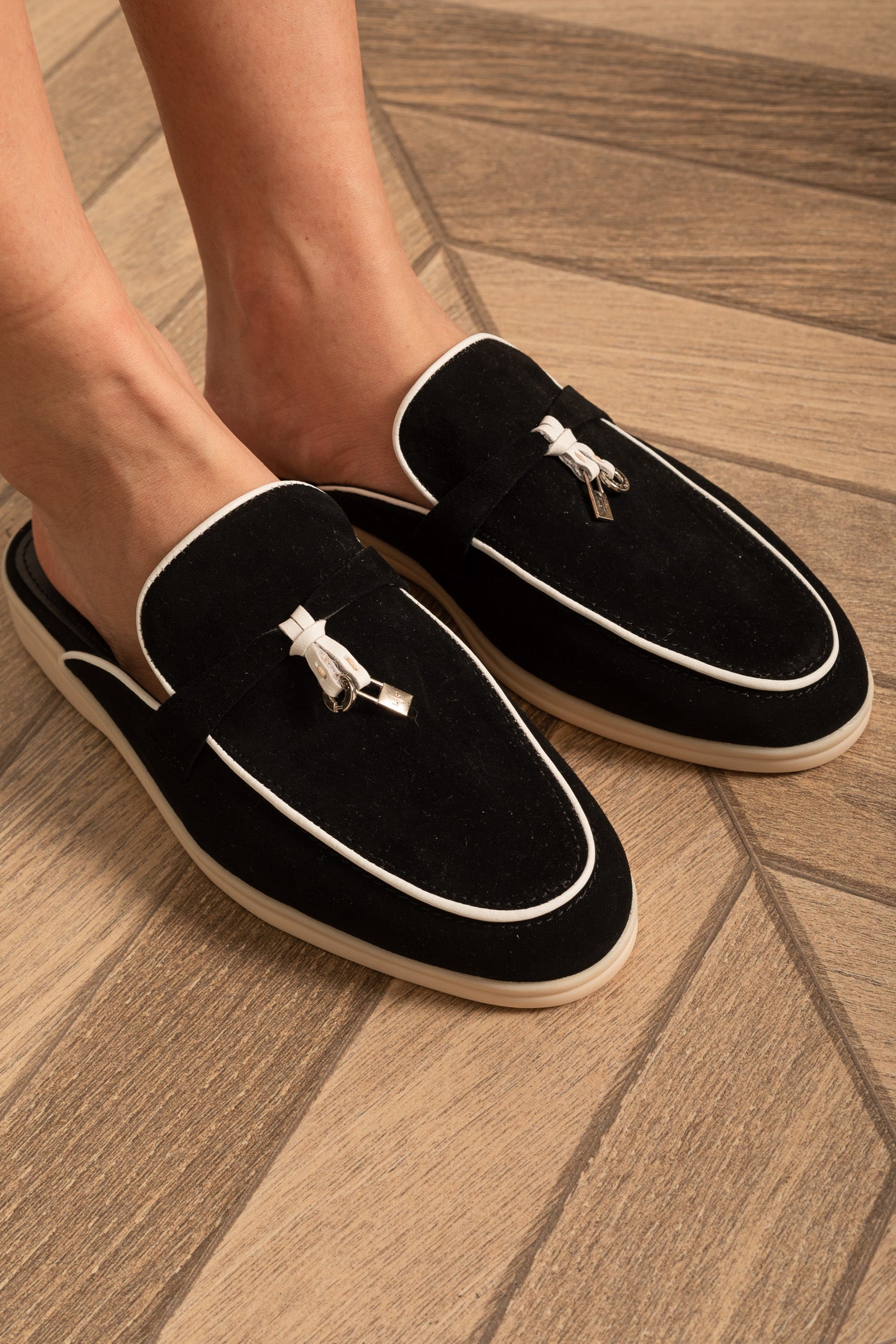Mocassins en daim avec semelle contrastante et charms métalliques - Noir/Blanc