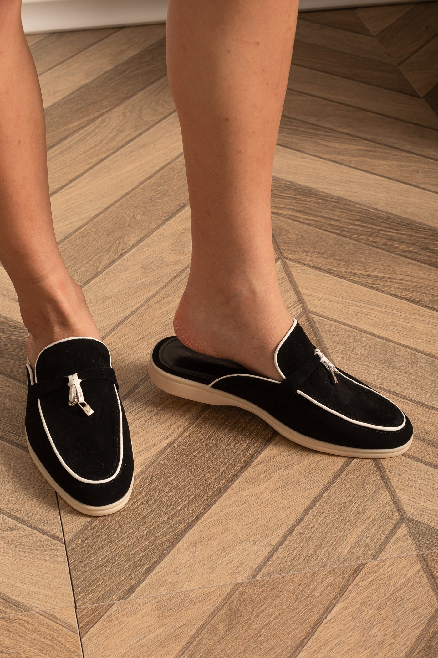 Mocassins en daim avec semelle contrastante et charms métalliques - Noir/Blanc