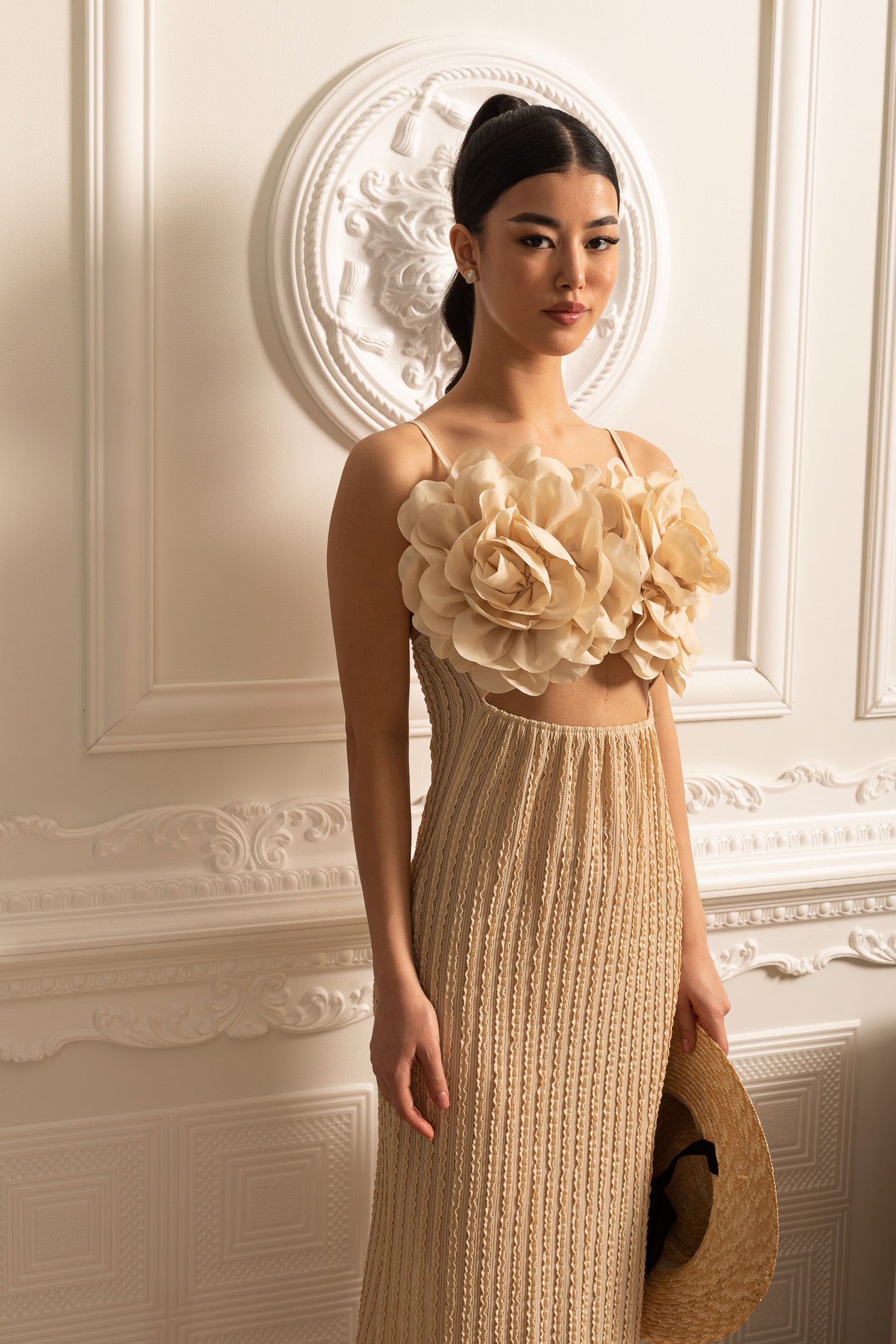 Robe exotique avec ornements floraux surdimensionnés sur la poitrine - Beige