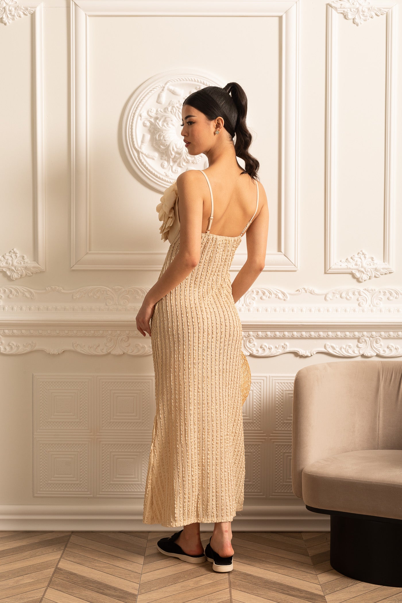 Robe exotique avec ornements floraux surdimensionnés sur la poitrine - Beige