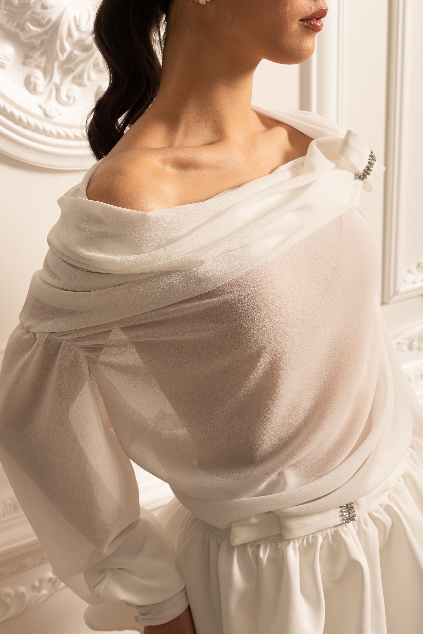 Ensemble coordonné en voile à épaules dénudées avec manches longues et mini-jupe - Blanc