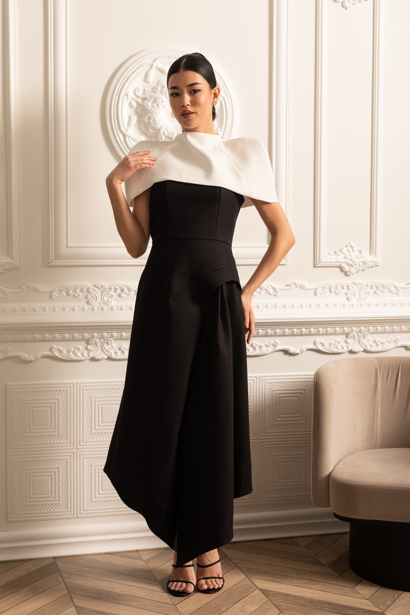 Robe asymétrique élégante avec capelette blanche amovible contrastante - Noir