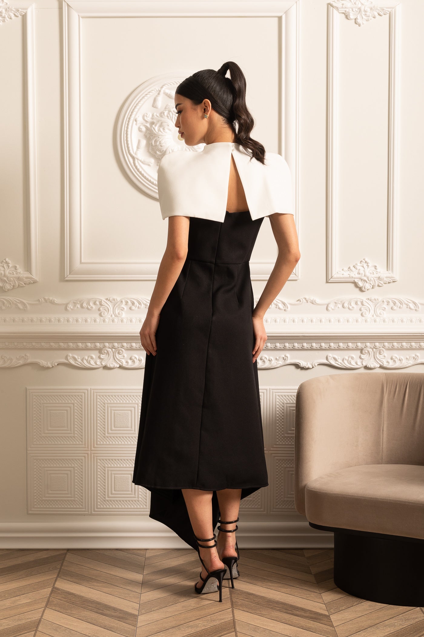 Robe asymétrique élégante avec capelette blanche amovible contrastante - Noir