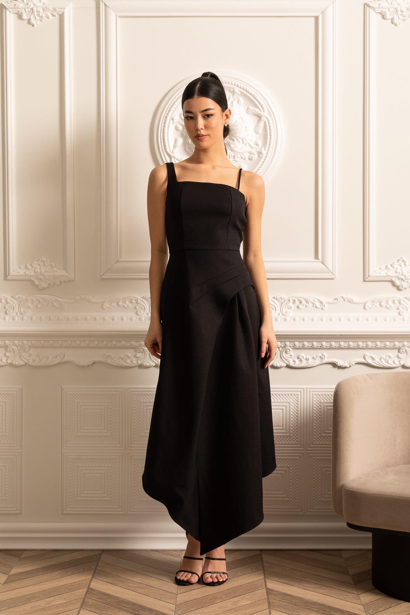 Robe asymétrique élégante avec capelette blanche amovible contrastante - Noir