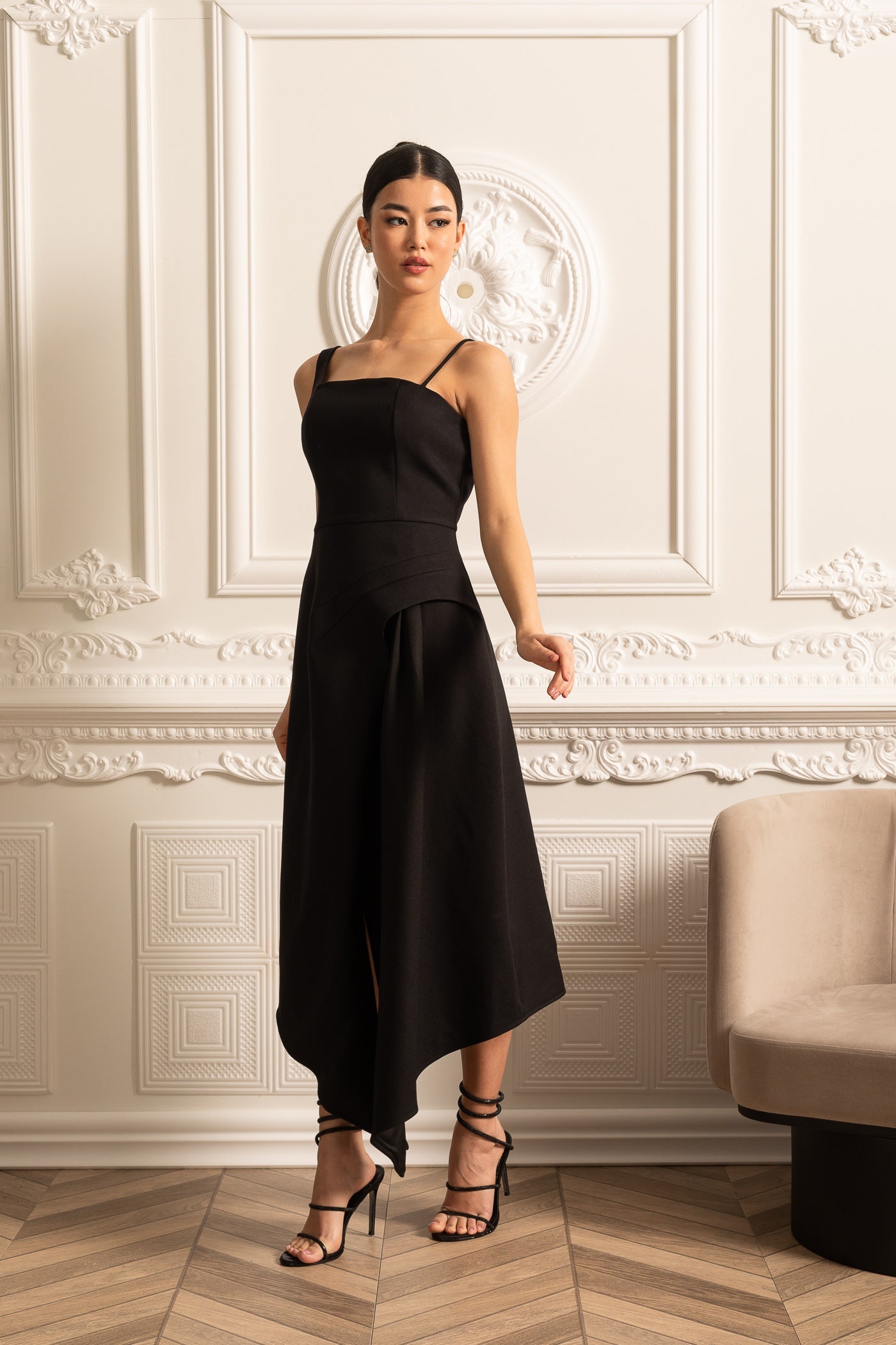 Robe asymétrique élégante avec capelette blanche amovible contrastante - Noir