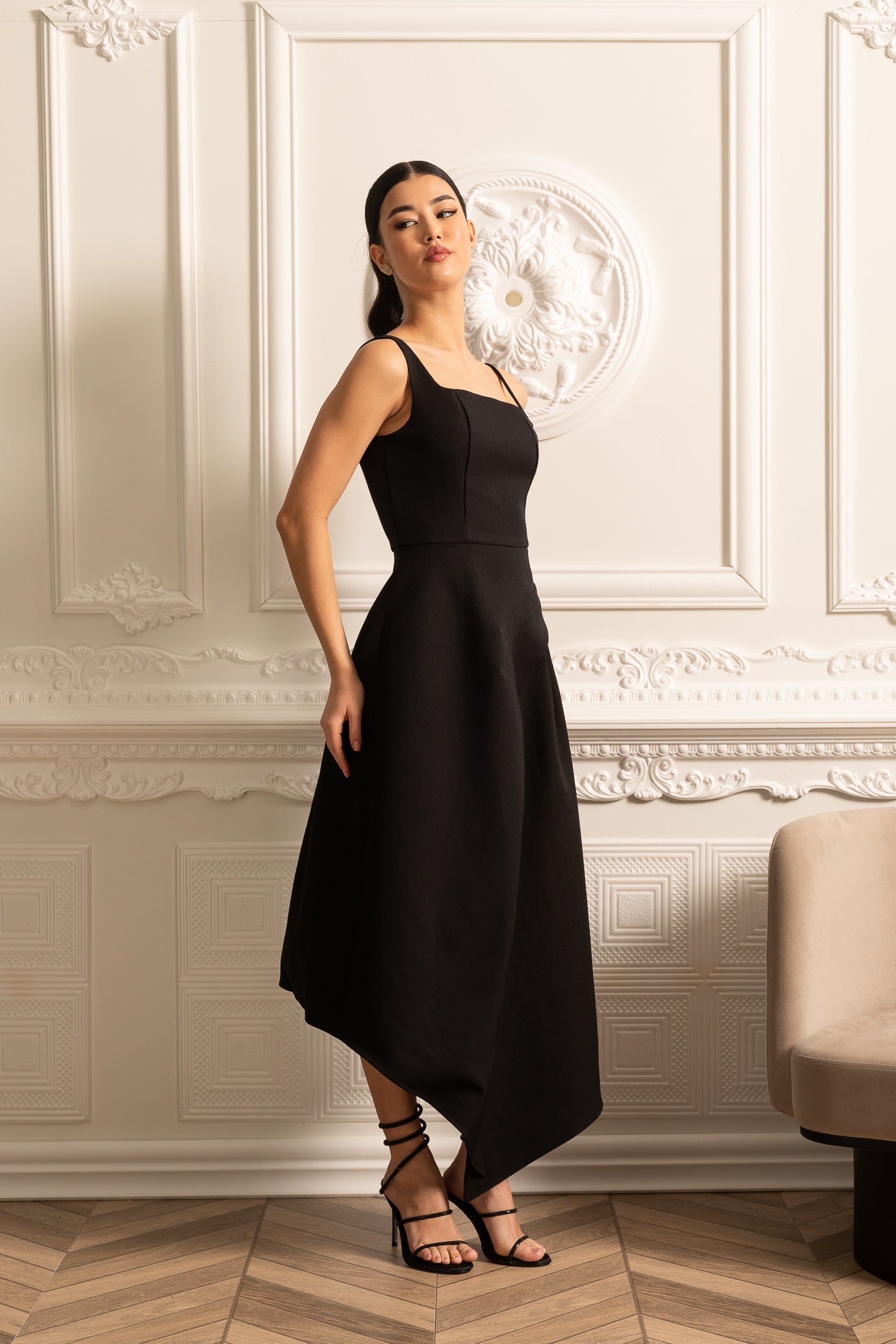 Robe asymétrique élégante avec capelette blanche amovible contrastante - Noir