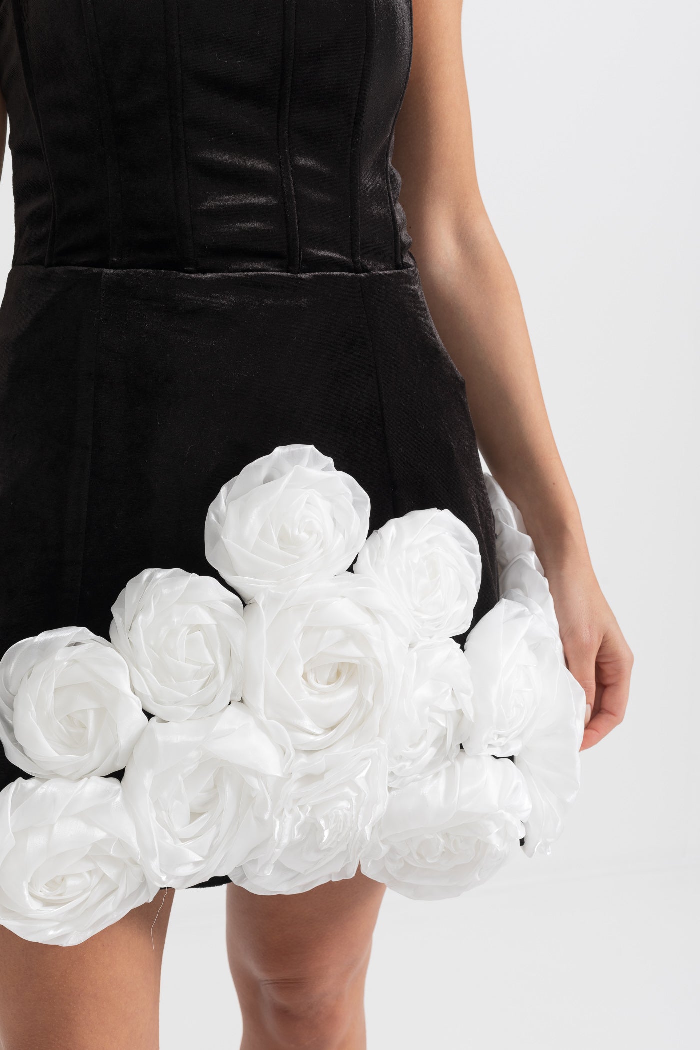 Robe Mini Élégante Ornée de Roses Blanches - Noir