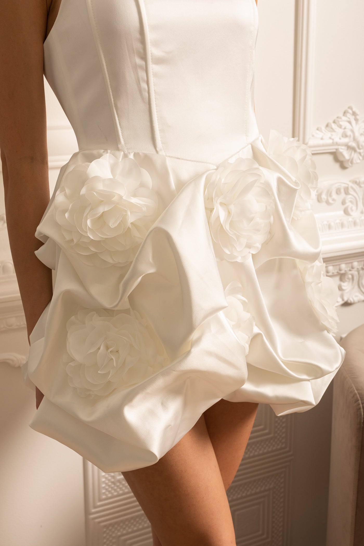 Robe Mini en Satin avec Jupe Mini Fleurie à Tissu Froncé - Blanc