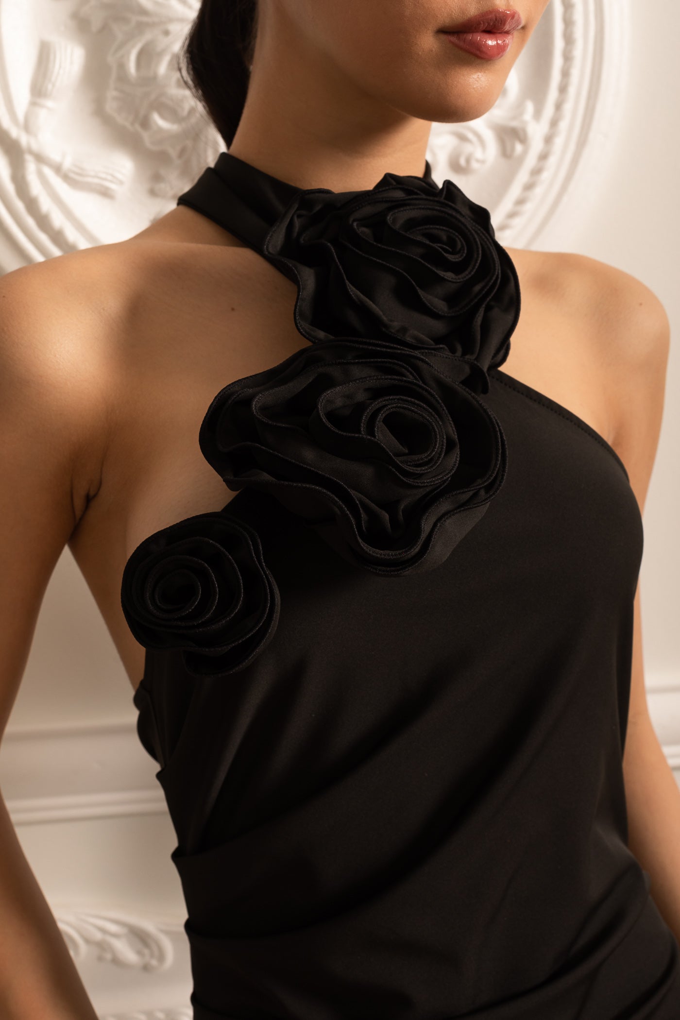 Robe ajustée avec roses 3D au col et fente latérale - Noir