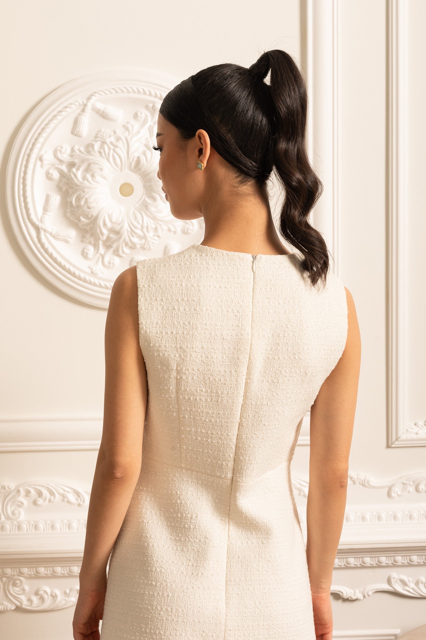 Robe sans manches texturée avec accents de boutons en perle - Blanc