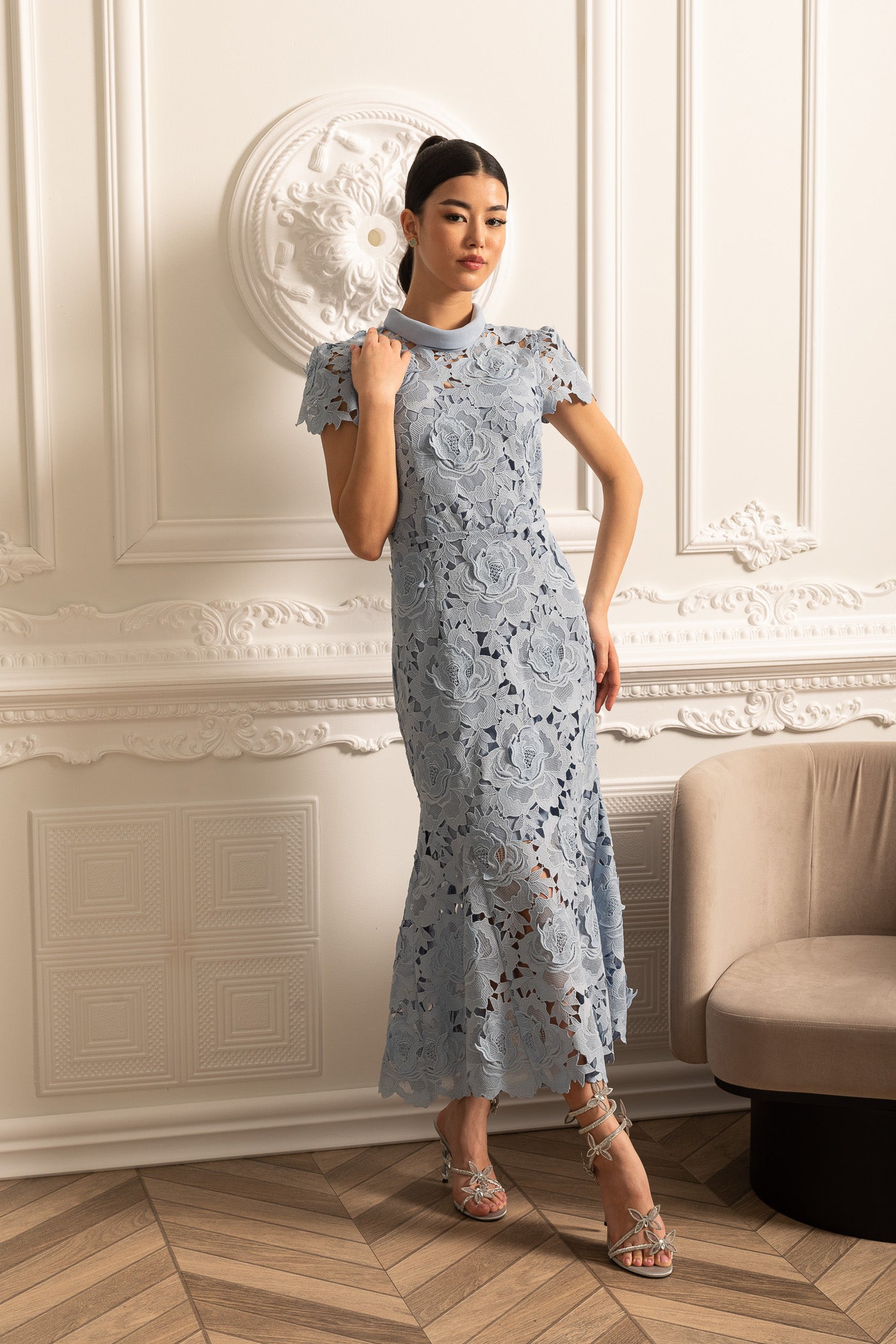 Floral Pattern Lace Dress With High Collar And Midi Skirt - Blue