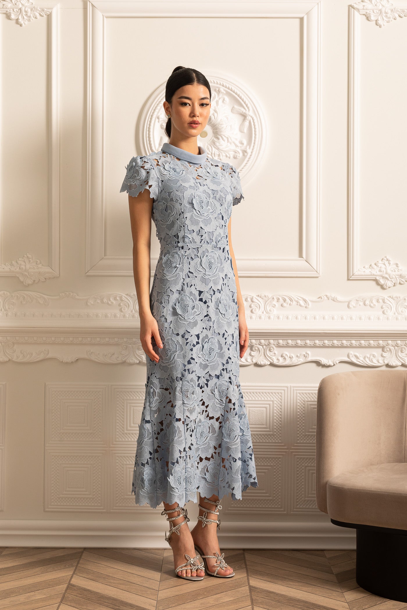 Floral Pattern Lace Dress With High Collar And Midi Skirt - Blue