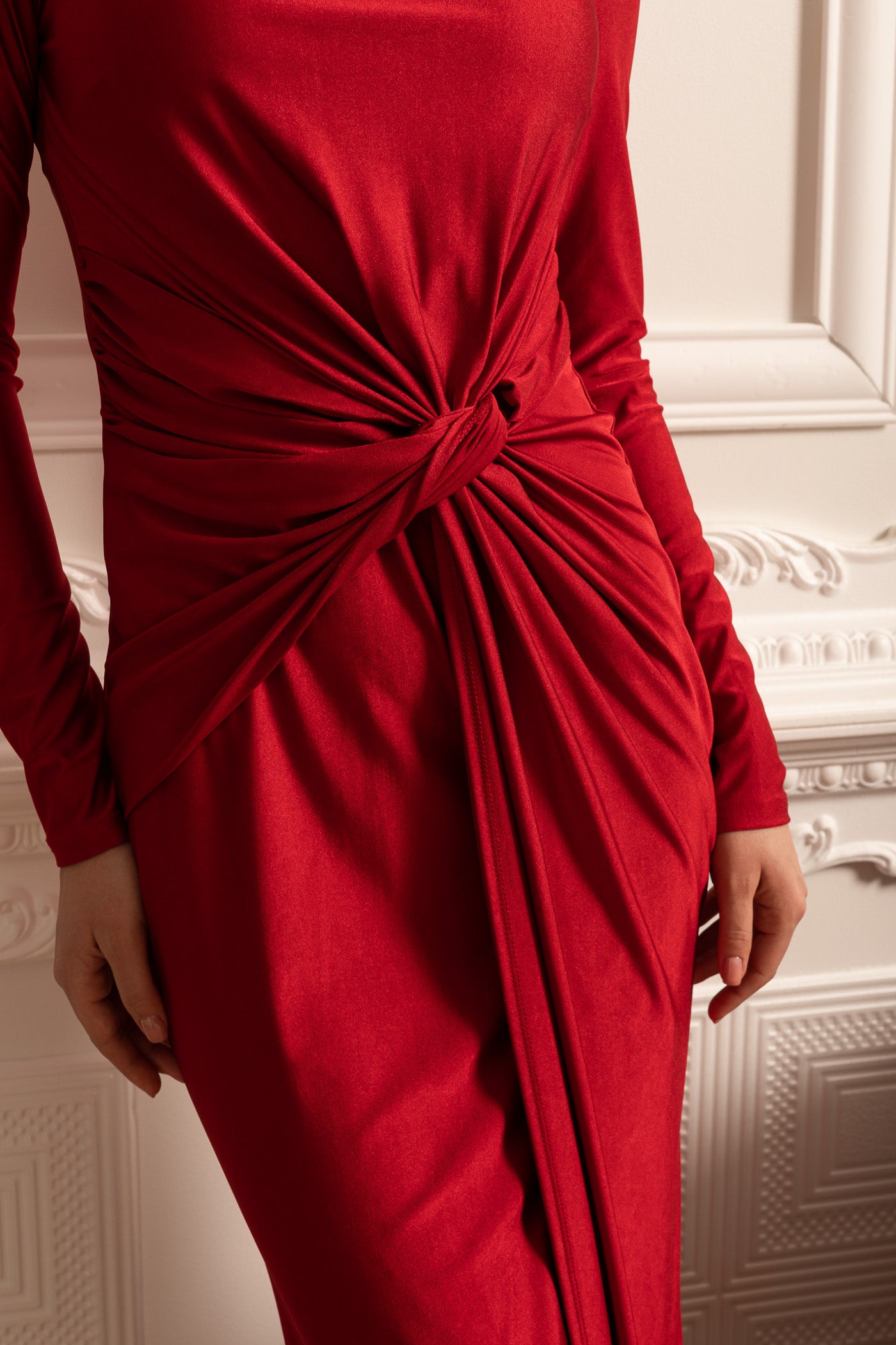 Robe en satin à manches longues, drapé latéral et détail de taille torsadée - Rouge