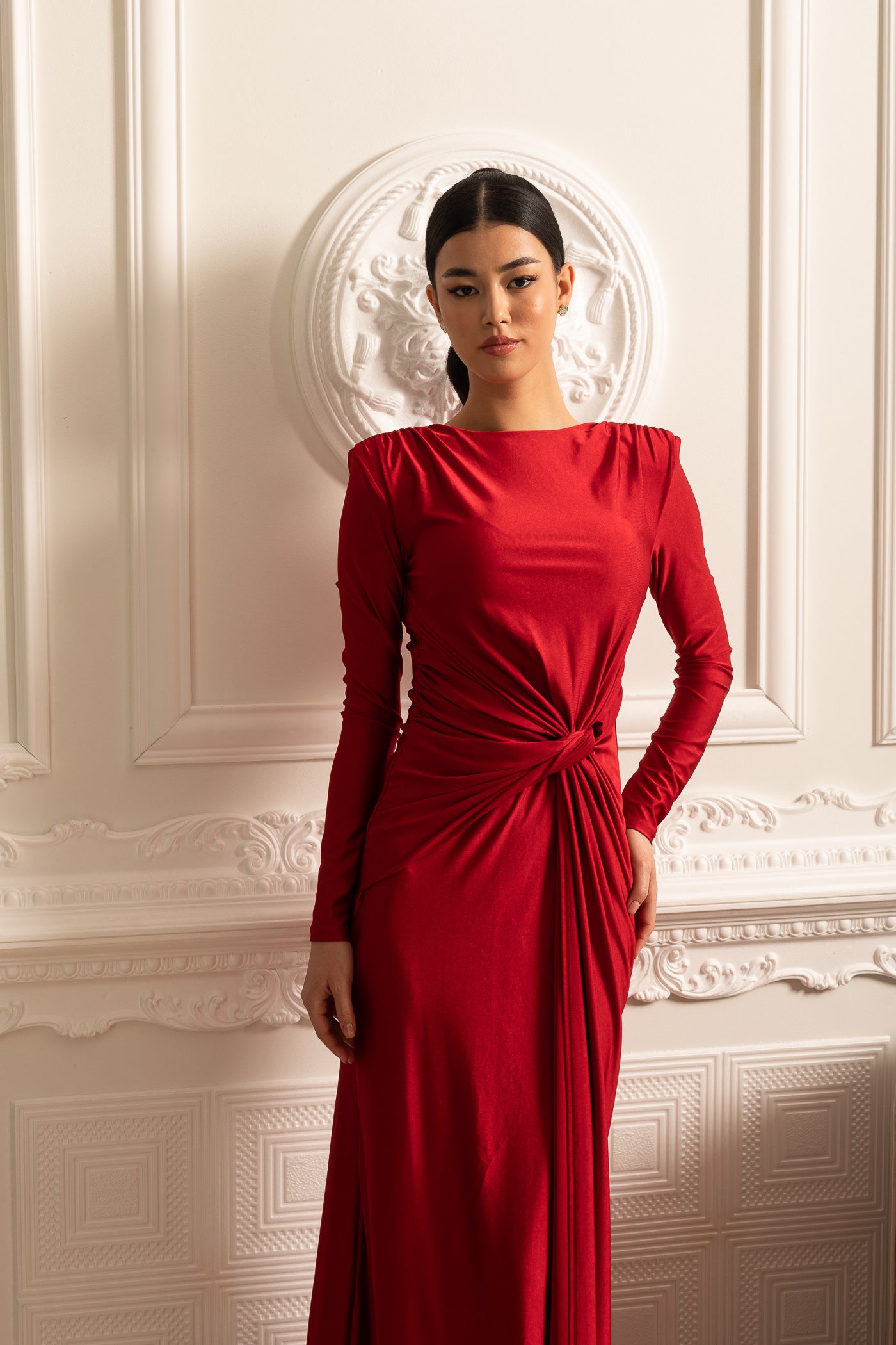 Robe en satin à manches longues, drapé latéral et détail de taille torsadée - Rouge