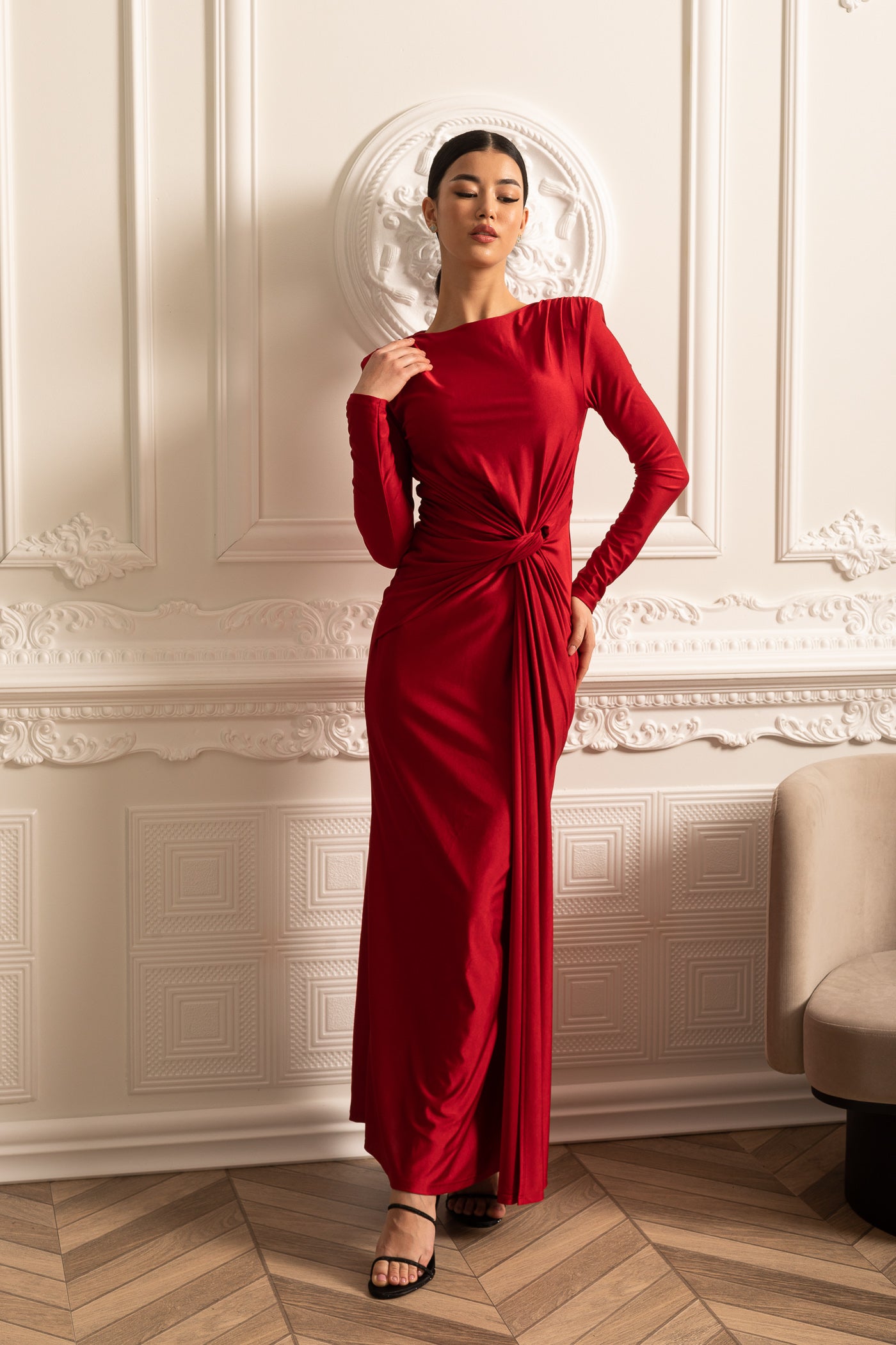 Robe en satin à manches longues, drapé latéral et détail de taille torsadée - Rouge