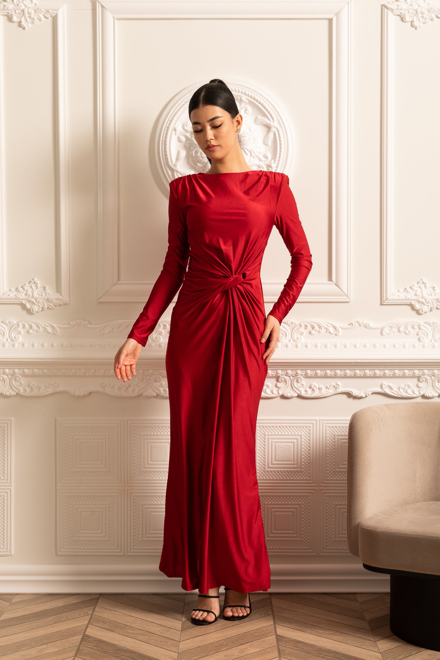 Robe en satin à manches longues, drapé latéral et détail de taille torsadée - Rouge