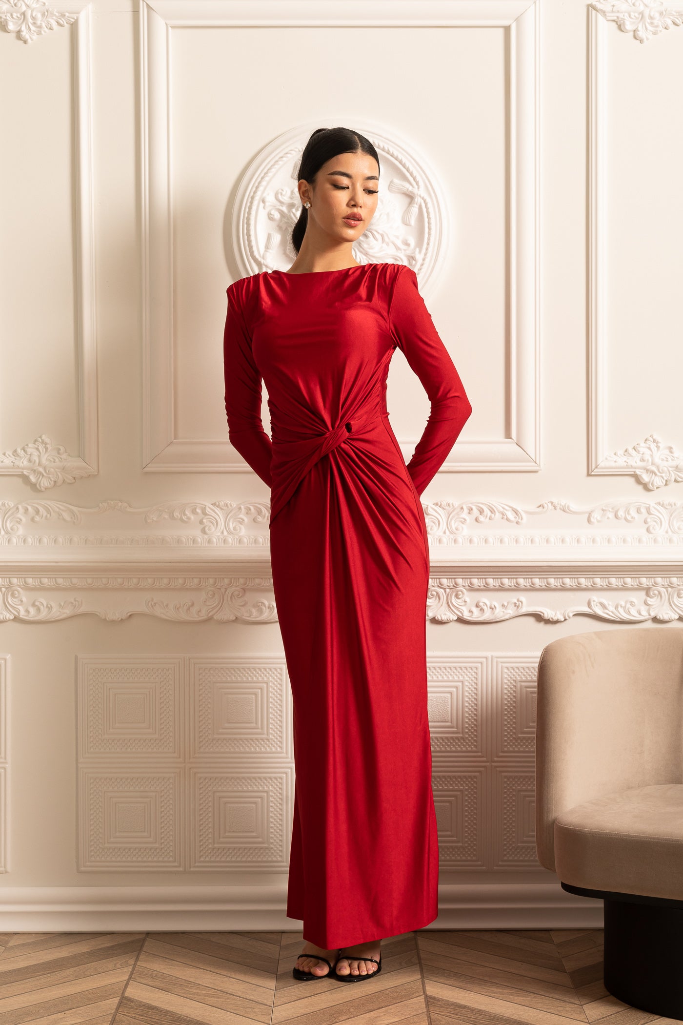Robe en satin à manches longues, drapé latéral et détail de taille torsadée - Rouge