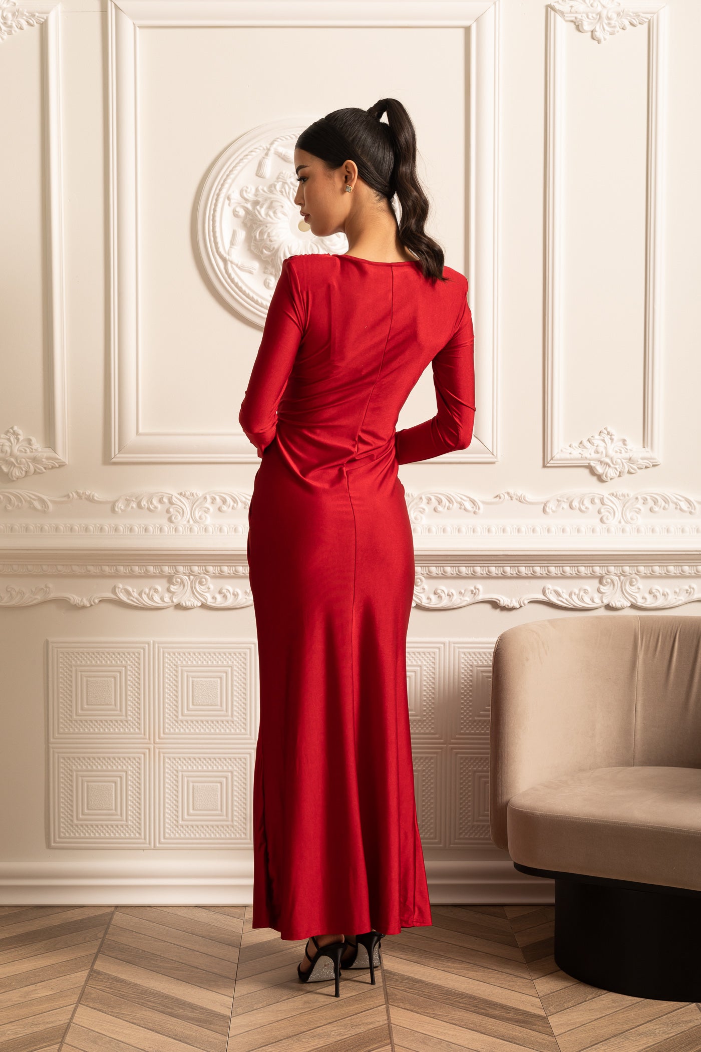 Robe en satin à manches longues, drapé latéral et détail de taille torsadée - Rouge