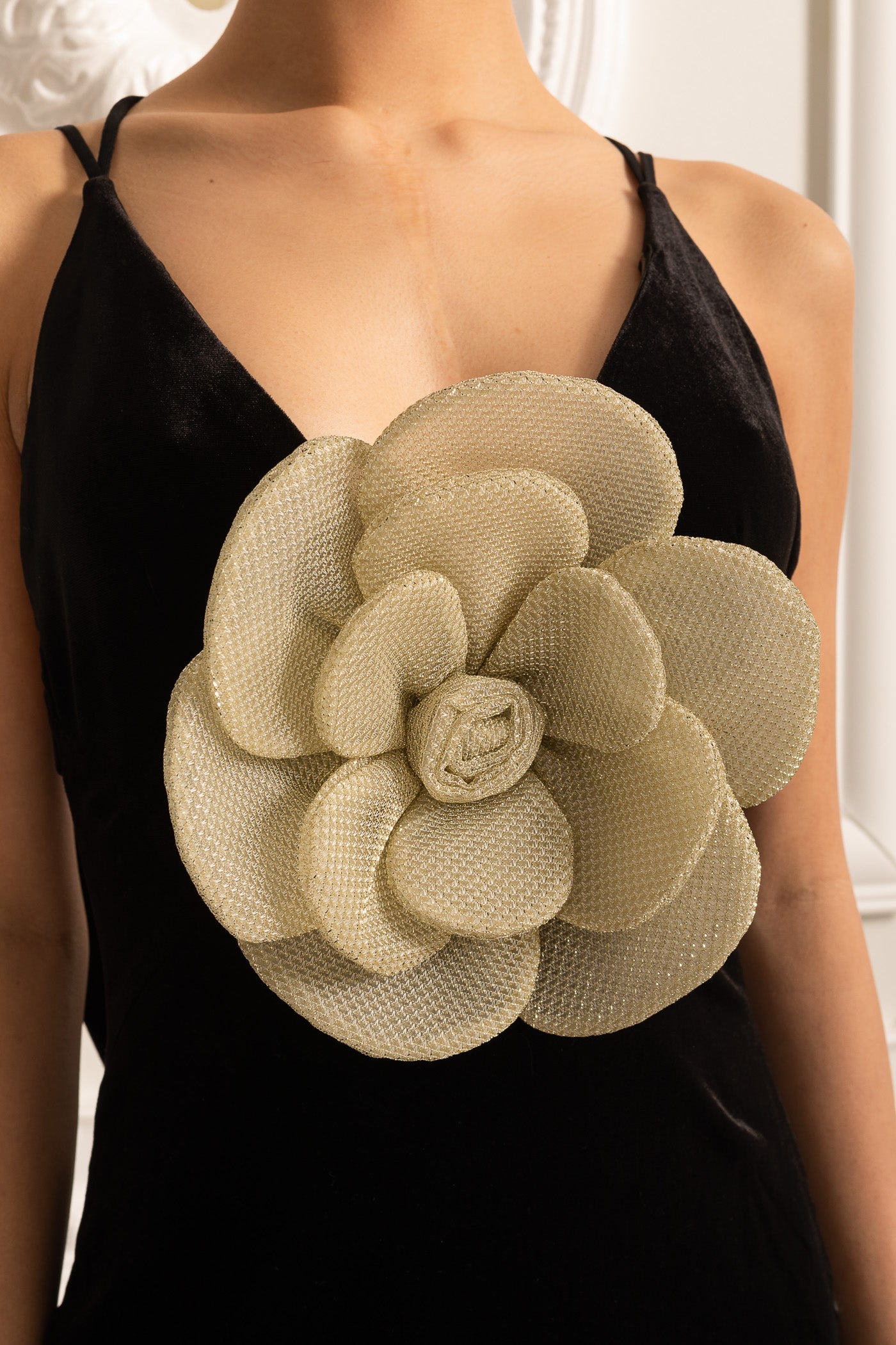 Robe ornée de motifs floraux avec découpe arrière - Noir