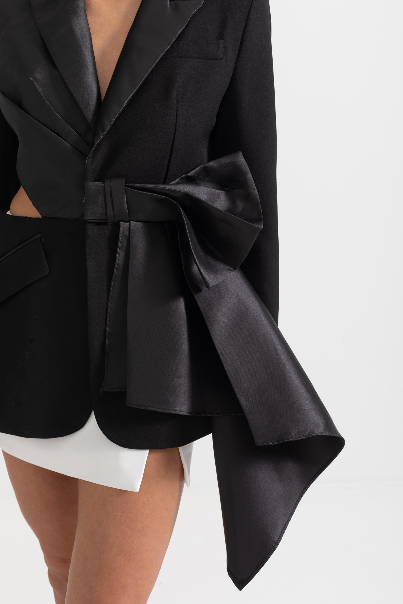 Blazer asymétrique exquis avec découpe au dos - Noir
