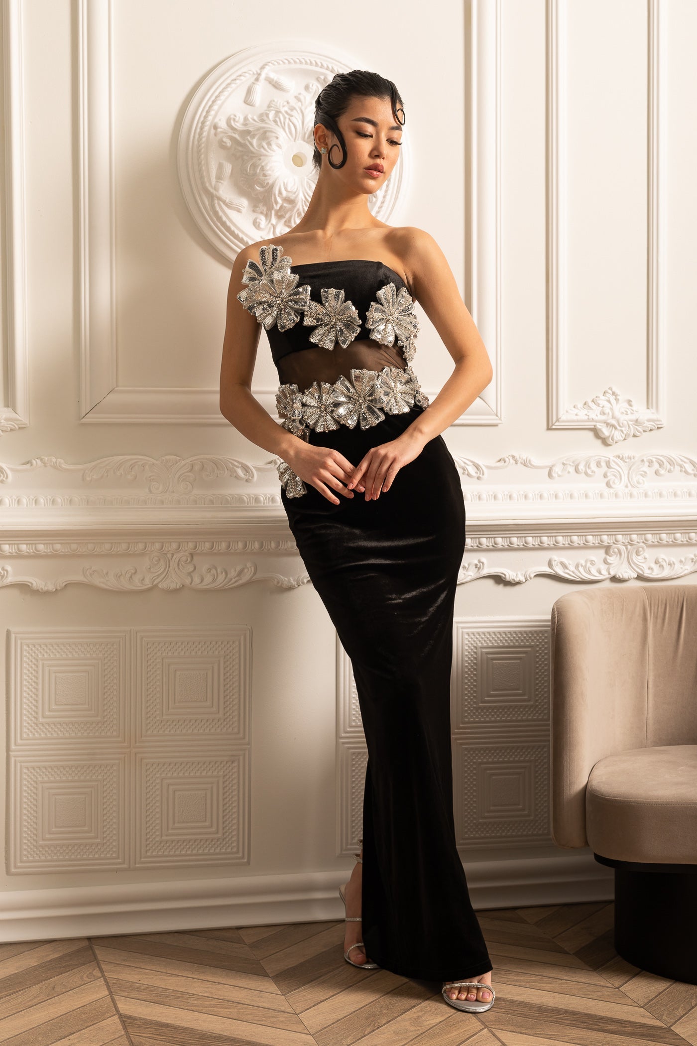 Robe élégante avec accents floraux argentés et jupe maxi - Noir