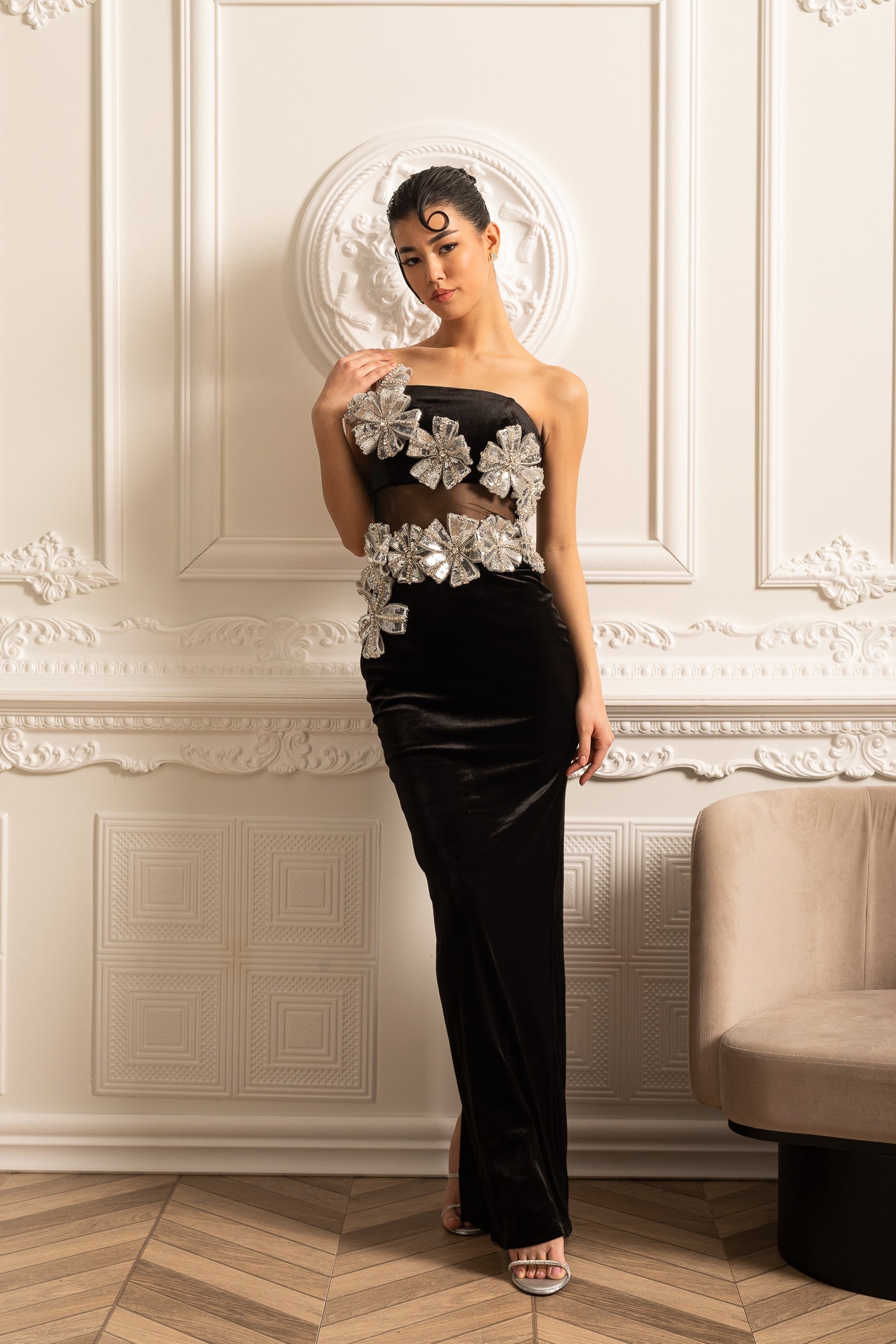Robe élégante avec accents floraux argentés et jupe maxi - Noir
