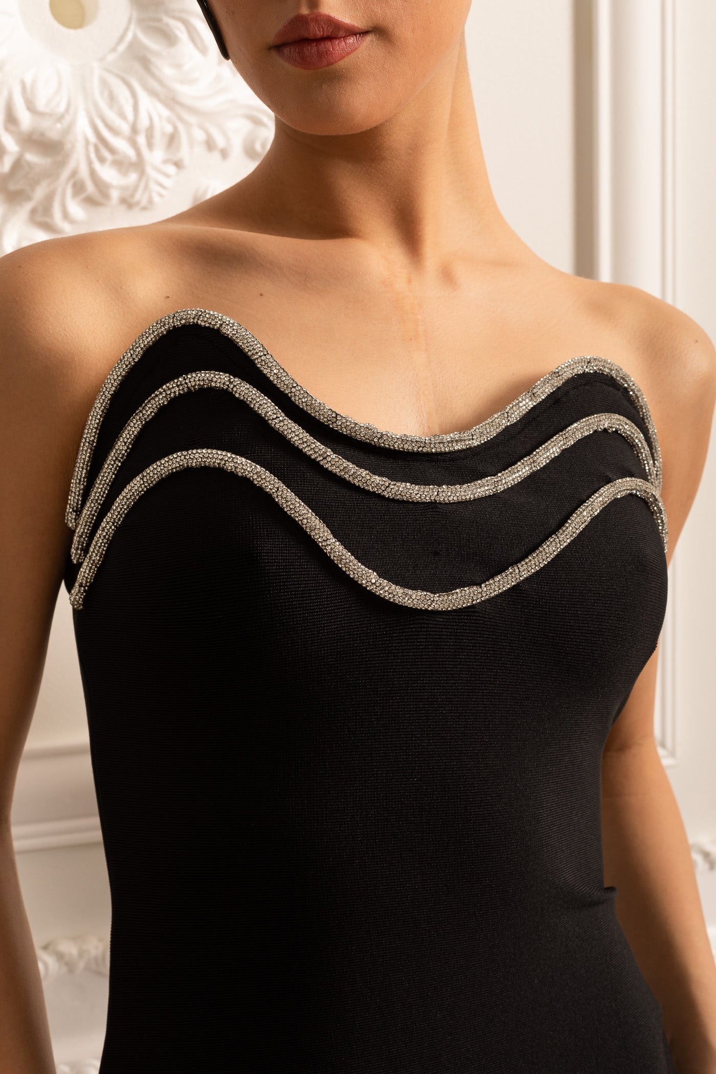 Robe Élégante Ajustée Avec Bordure d'Encolure Ornée d'Argent - Noir