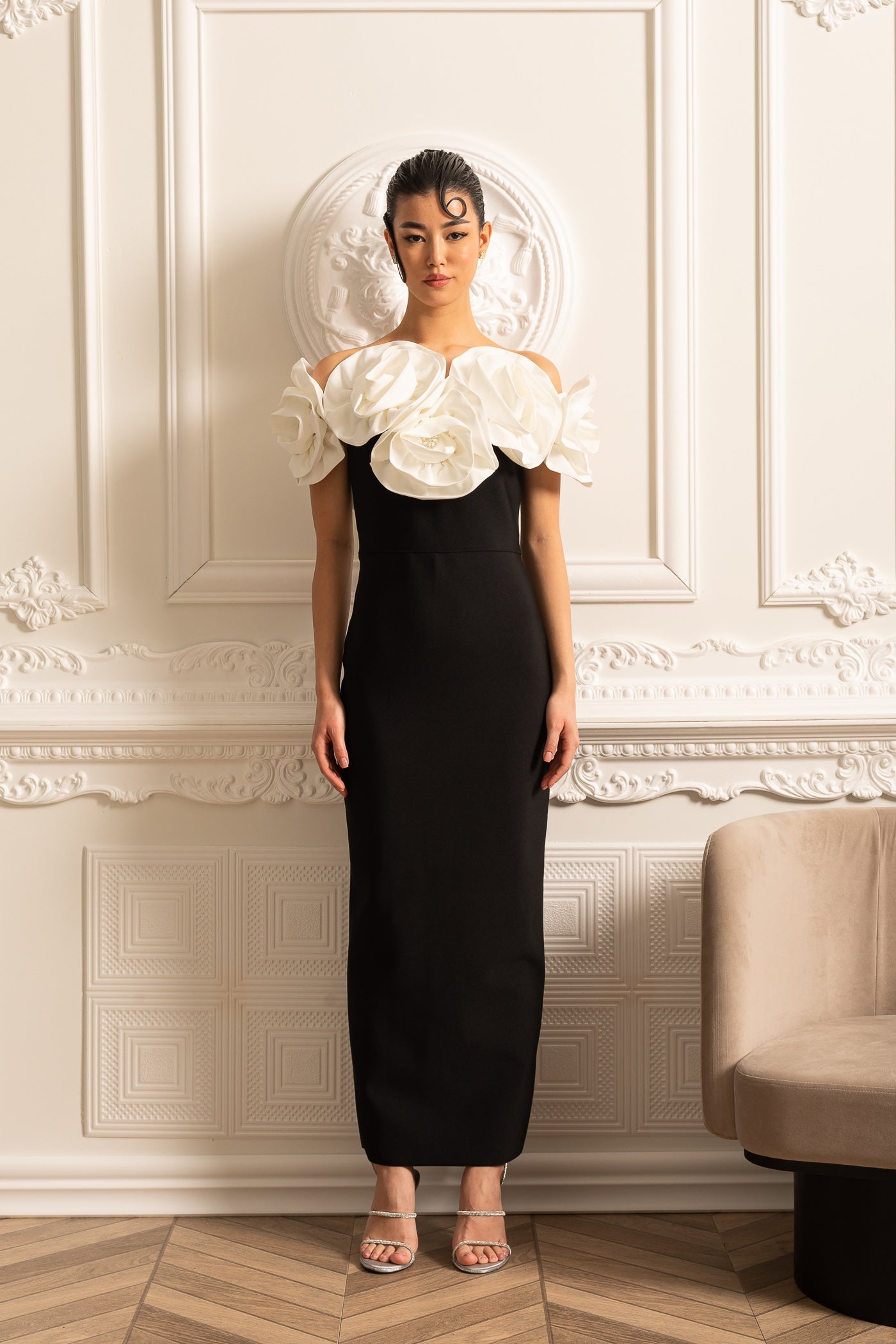 Robe ajustée avec grandes ornements floraux blancs - Noir