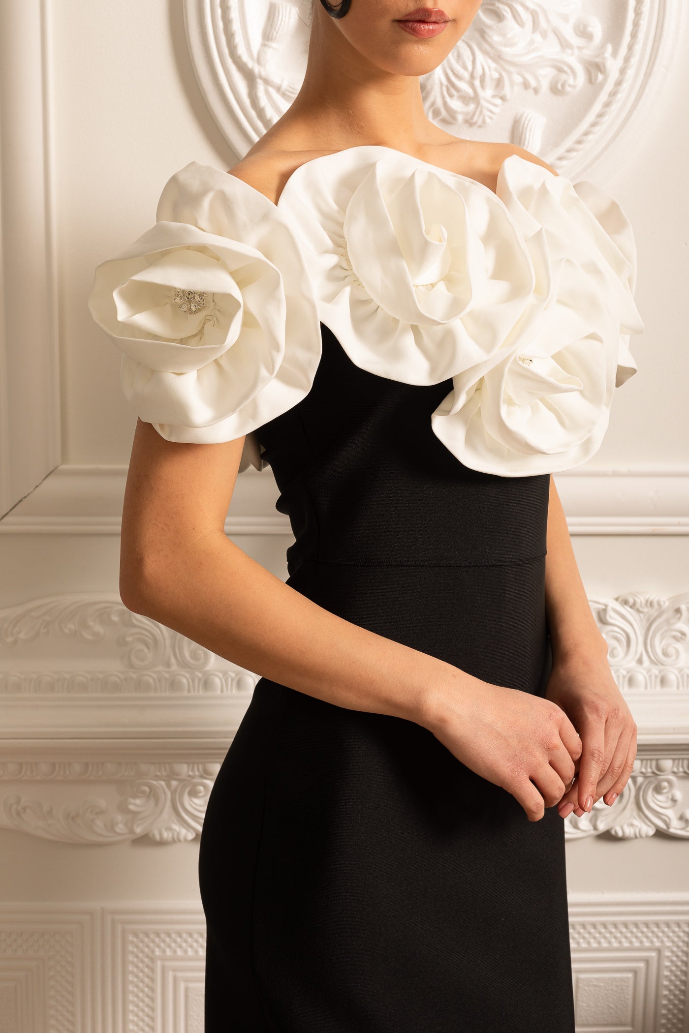 Robe ajustée avec grandes ornements floraux blancs - Noir