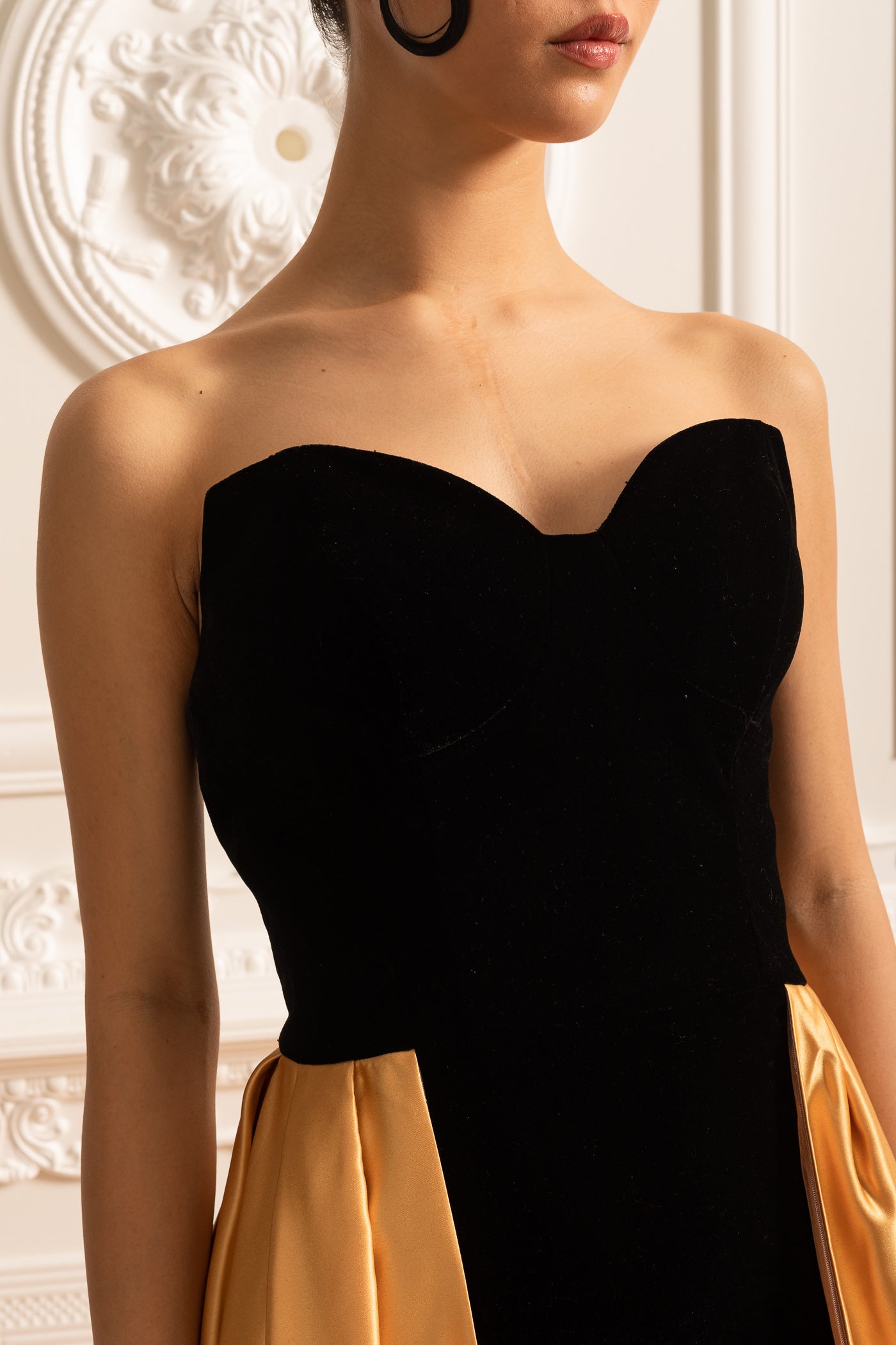 Robe en velours avec corsage ajusté et jupe fluide en satin doré - Noir