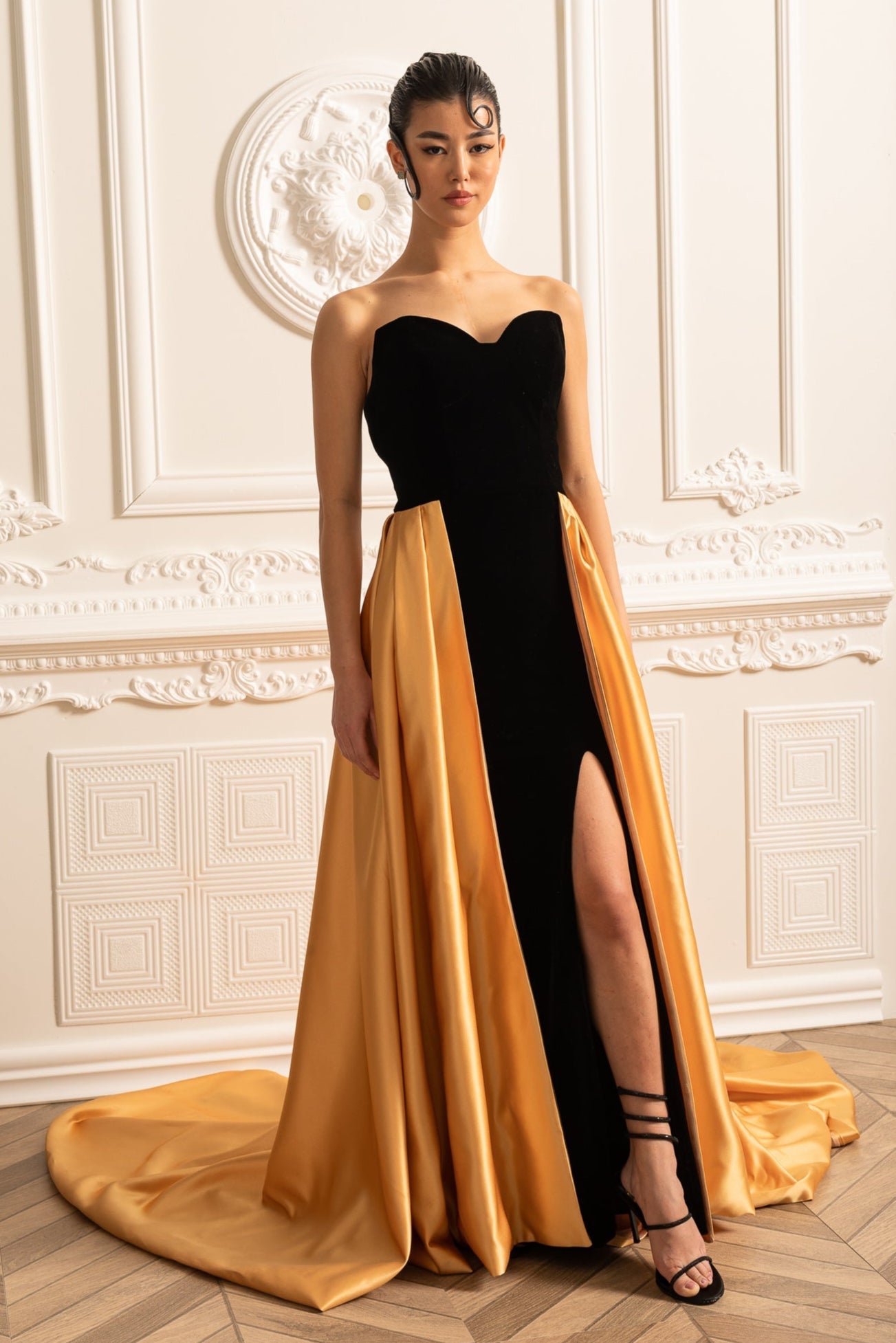 Robe en velours avec corsage ajusté et jupe fluide en satin doré - Noir