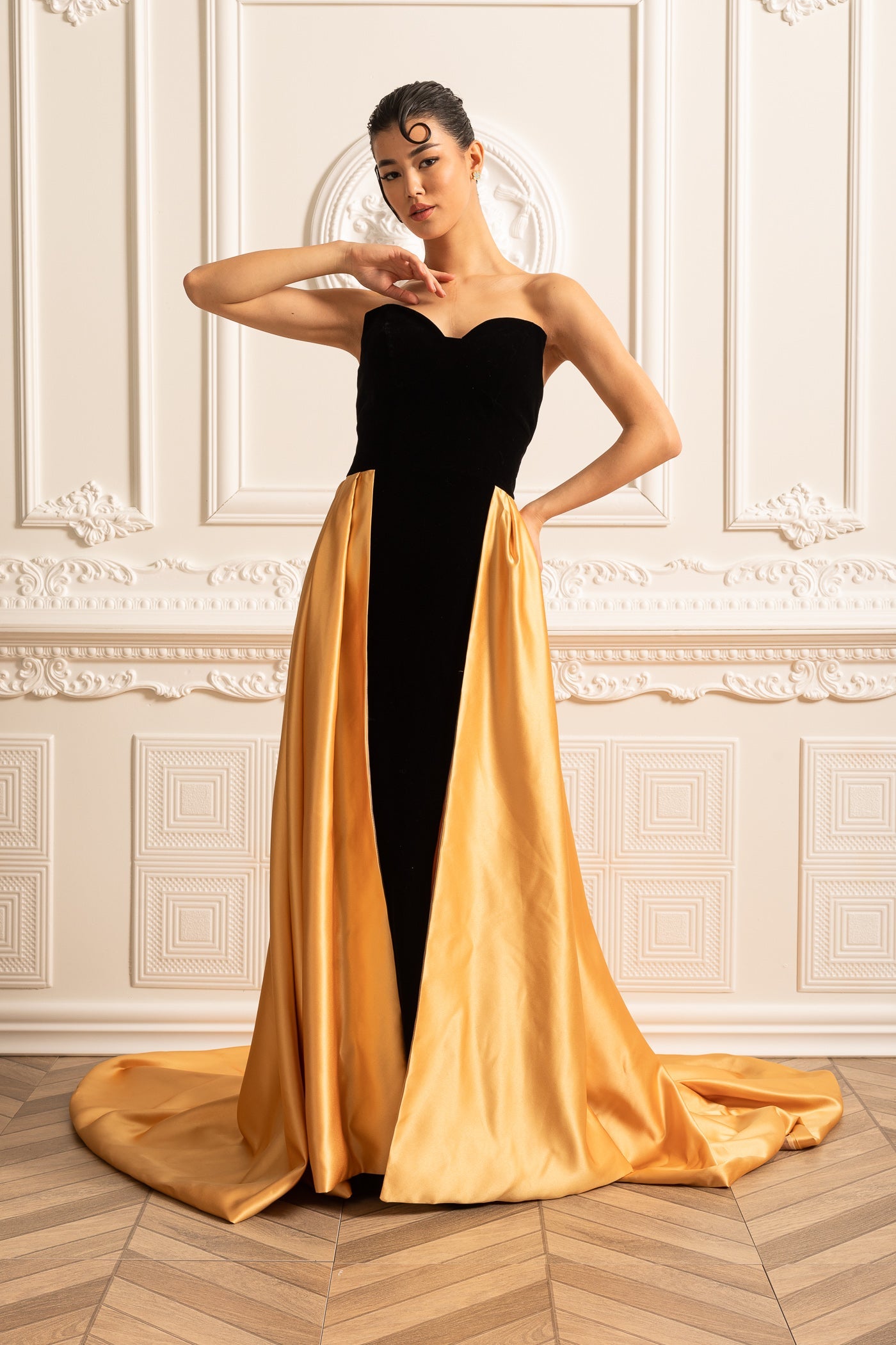 Robe en velours avec corsage ajusté et jupe fluide en satin doré - Noir