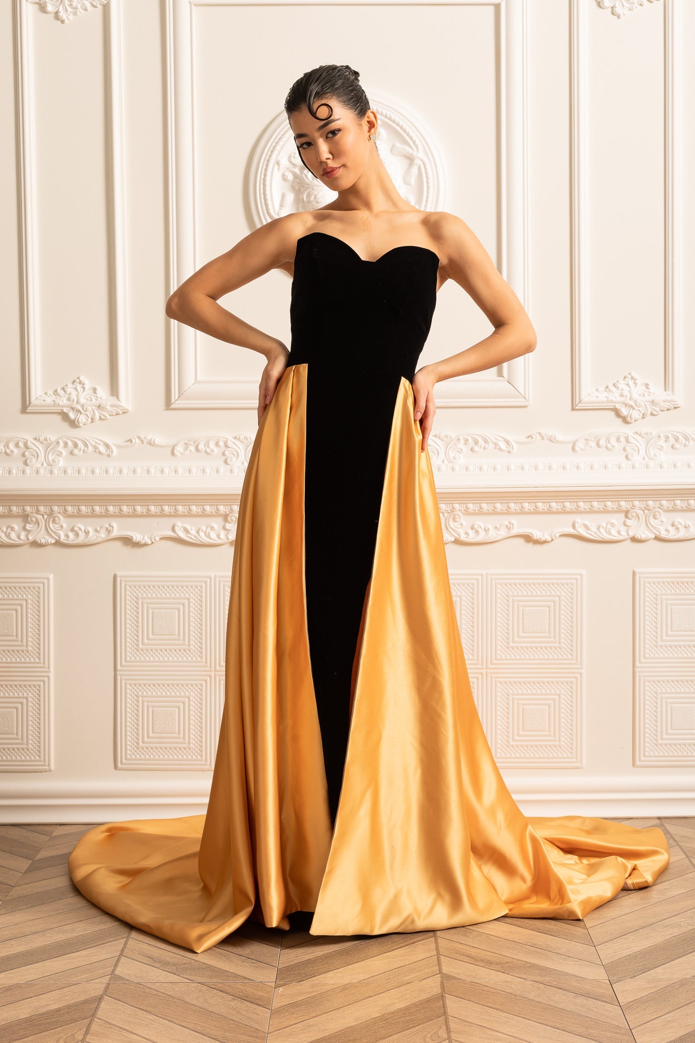 Robe en velours avec corsage ajusté et jupe fluide en satin doré - Noir
