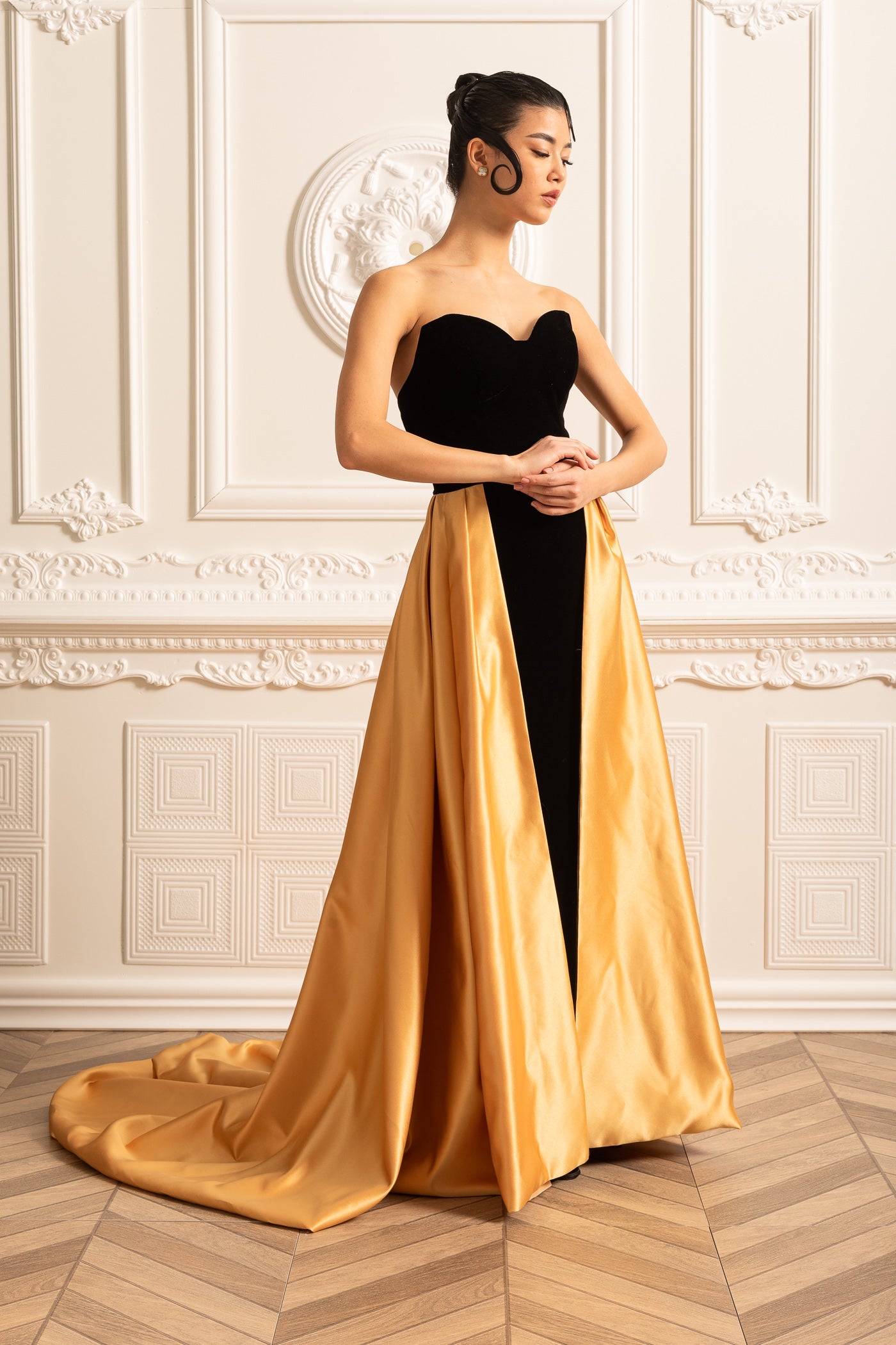 Robe en velours avec corsage ajusté et jupe fluide en satin doré - Noir