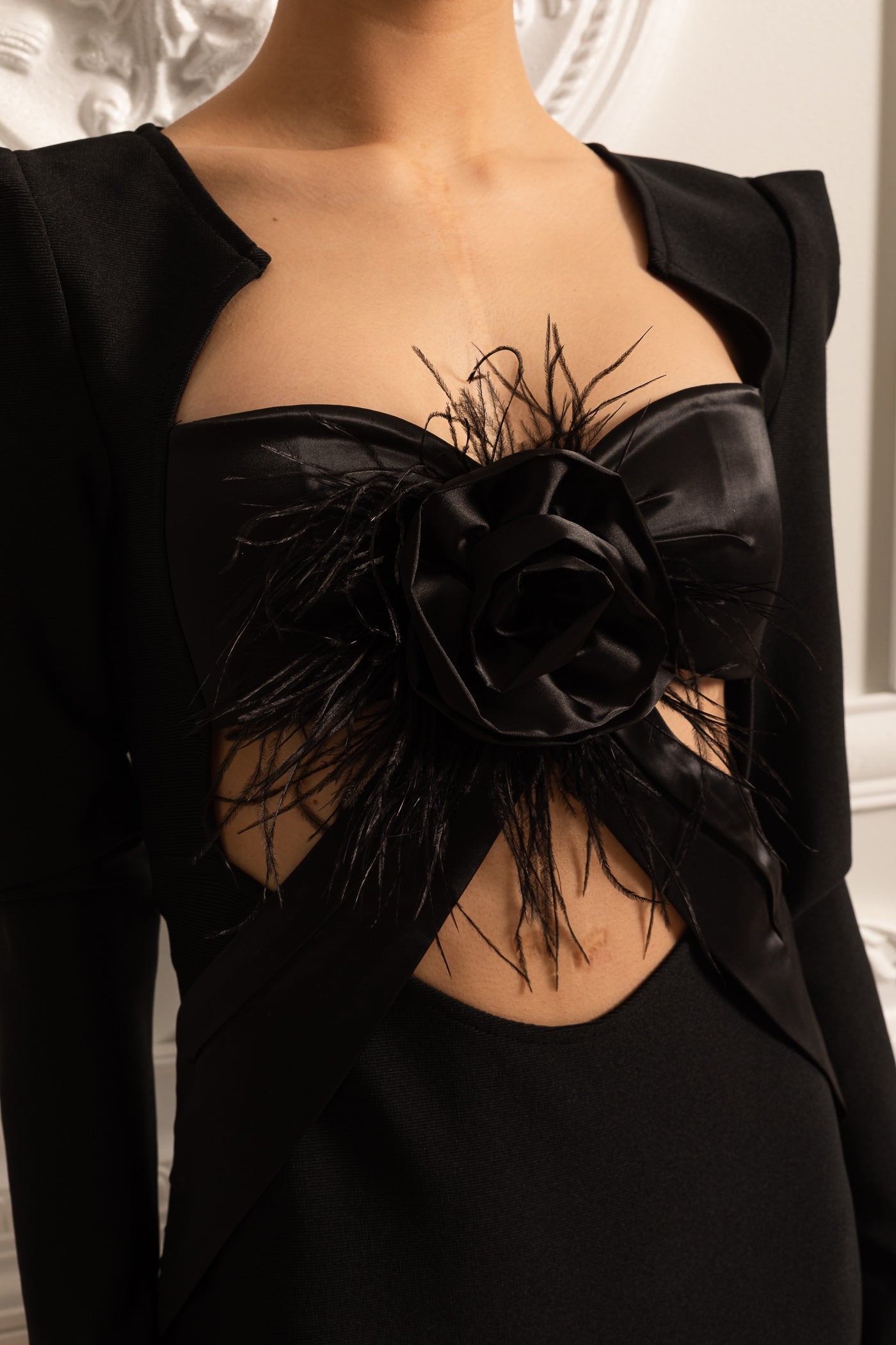 Robe Élégante À Manches Longues Avec Épaules Structurées Et Découpe Frontale - Noir