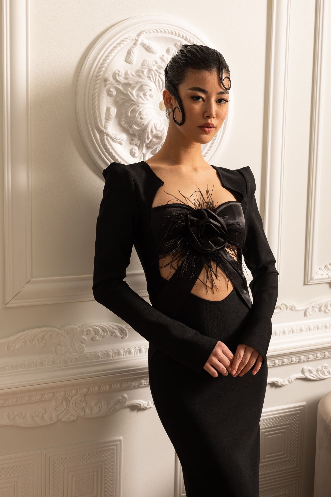 Robe Élégante À Manches Longues Avec Épaules Structurées Et Découpe Frontale - Noir