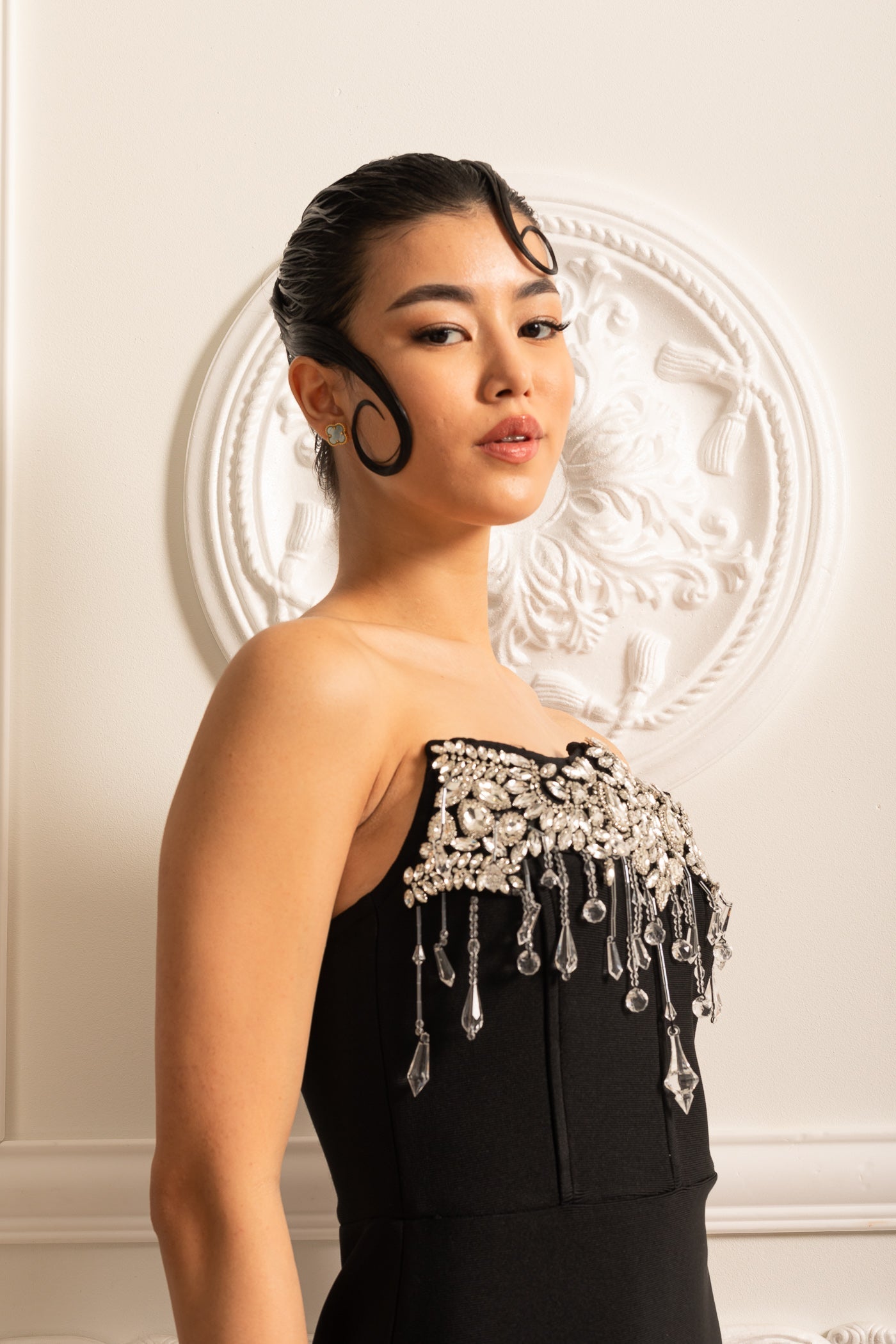 Robe Corset Élégante Ajustée avec Ornements Argentés Étincelants - Noir