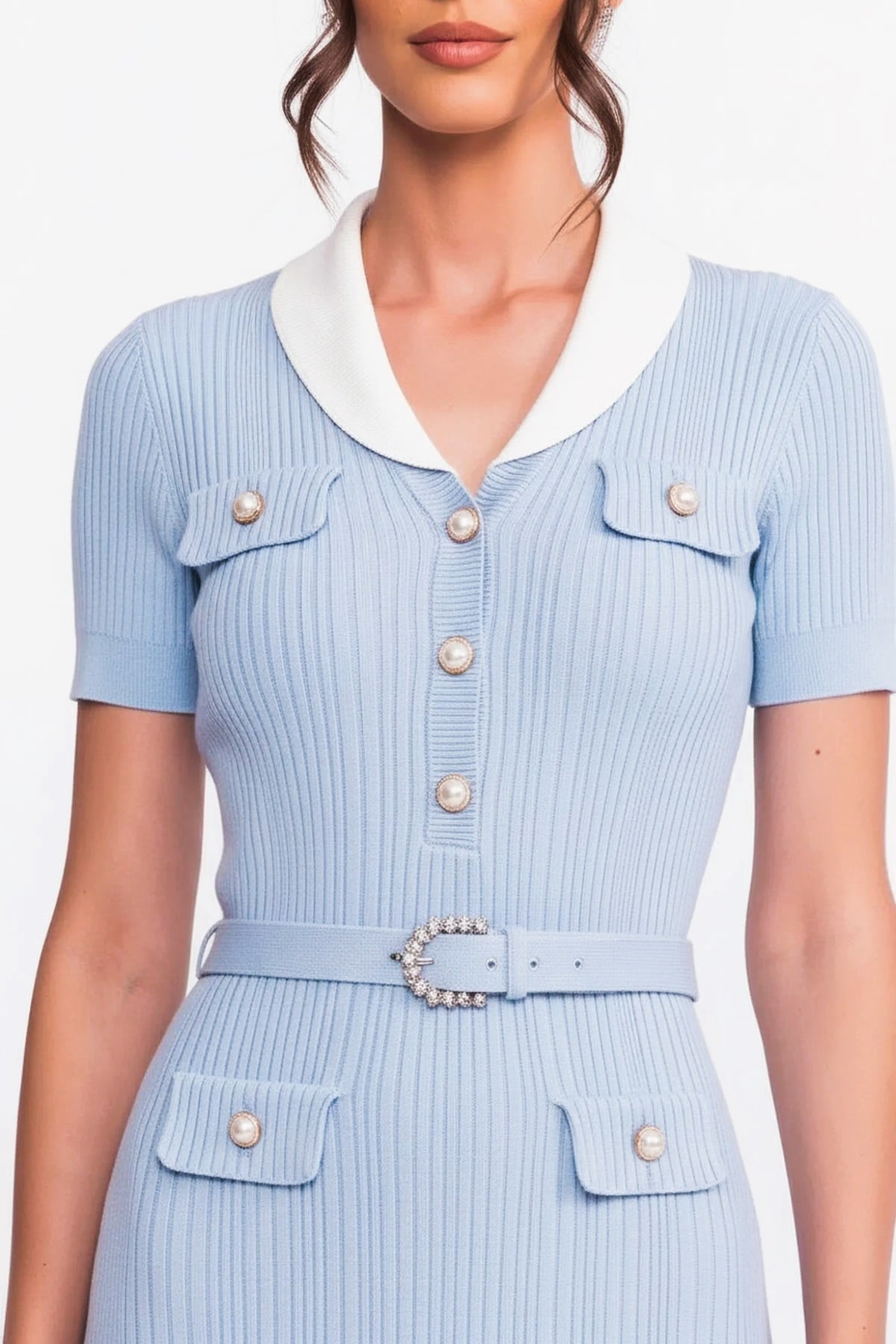 Robe midi en maille côtelée avec col blanc et ceinture perles - bleu clair