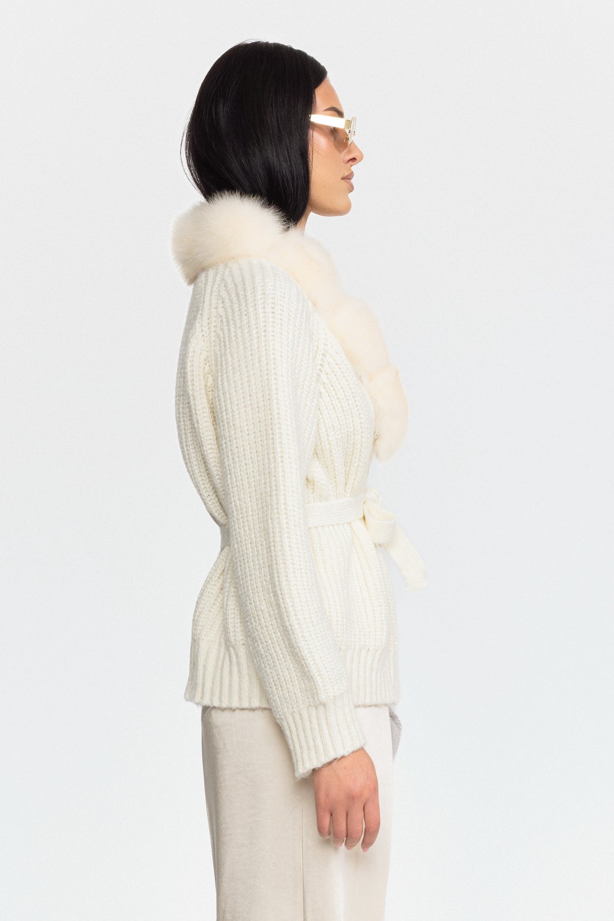 Cardigan ceinturé en grosse maille à col en fourrure de renard - blanc cassé