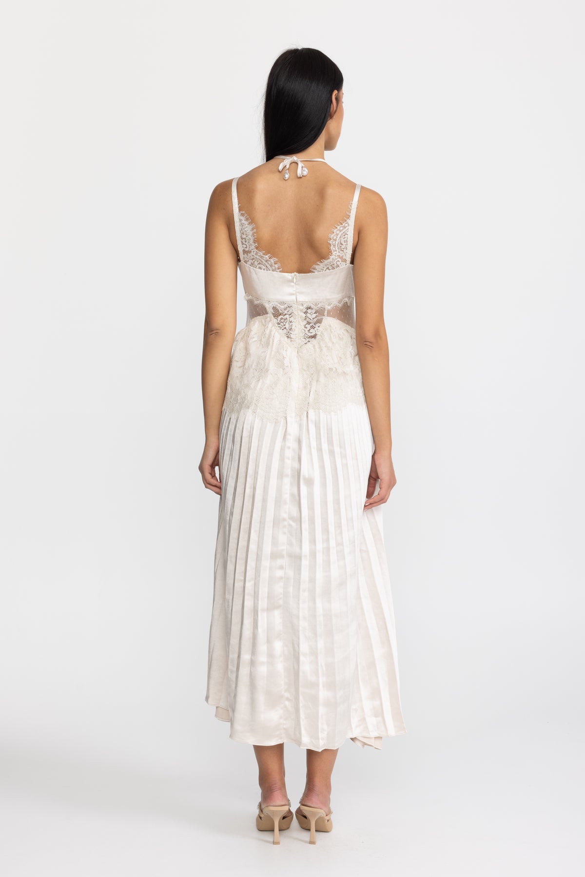 Robe midi plissée en satin à col halter et empiècement en dentelle - Ivoire