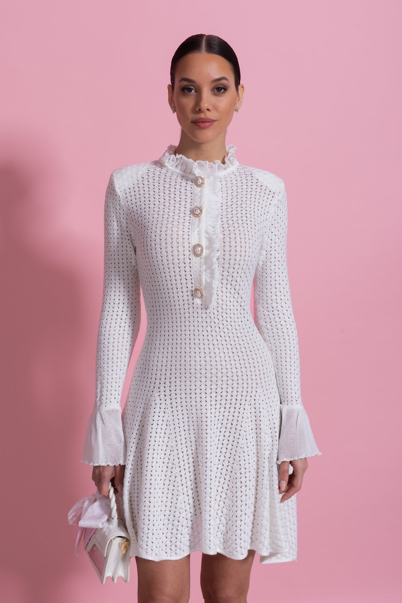 Robe Mini en Maille Ouverte avec Col Montant à Volants et Patte de Boutonnage à Perles - Blanc